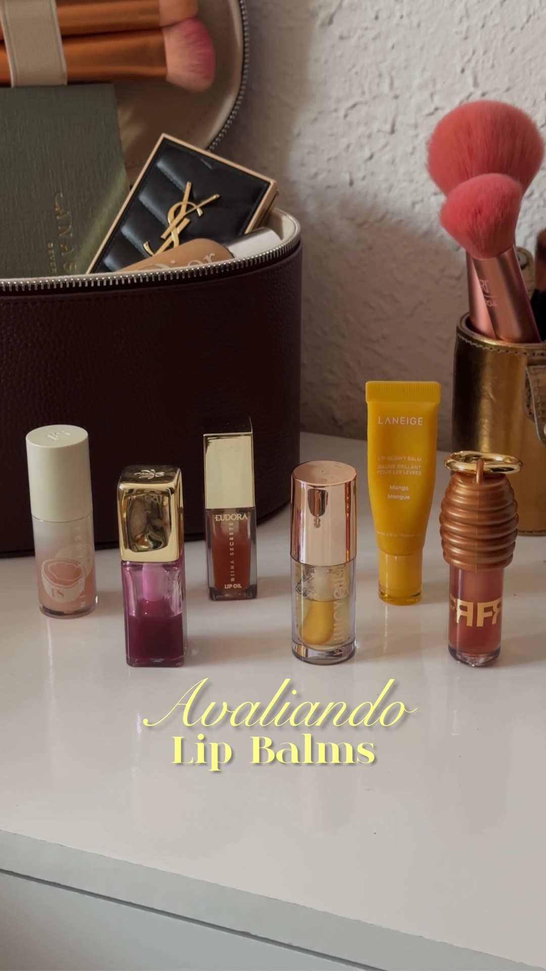 ✨Avaliando Lip Balms✨ …e tudo o que eu uso pra hidratar os lábios! Mas se eu te contar que essa pequena coleção foi feita em busca do melhor hidratante labial😮‍💨😮‍💨 Mas pelo menos cheguei em uma conclusão, ve se vocês concordam.🤓☝🏻
.
💄JuicyOil @brunatavares - Pineaple
💄Lip Oil @fentyskin - Coconut
💄LipOil @ninasecrets - Silvestre
💄LipOil @Guerlain - Lavander
💄 Lip Honey @frbyfran
💄 Lip Balm @laneige - Mango
.
#resenha #lipoil #lipbalm #hidratantelabial #gloss

#LTKbrasil