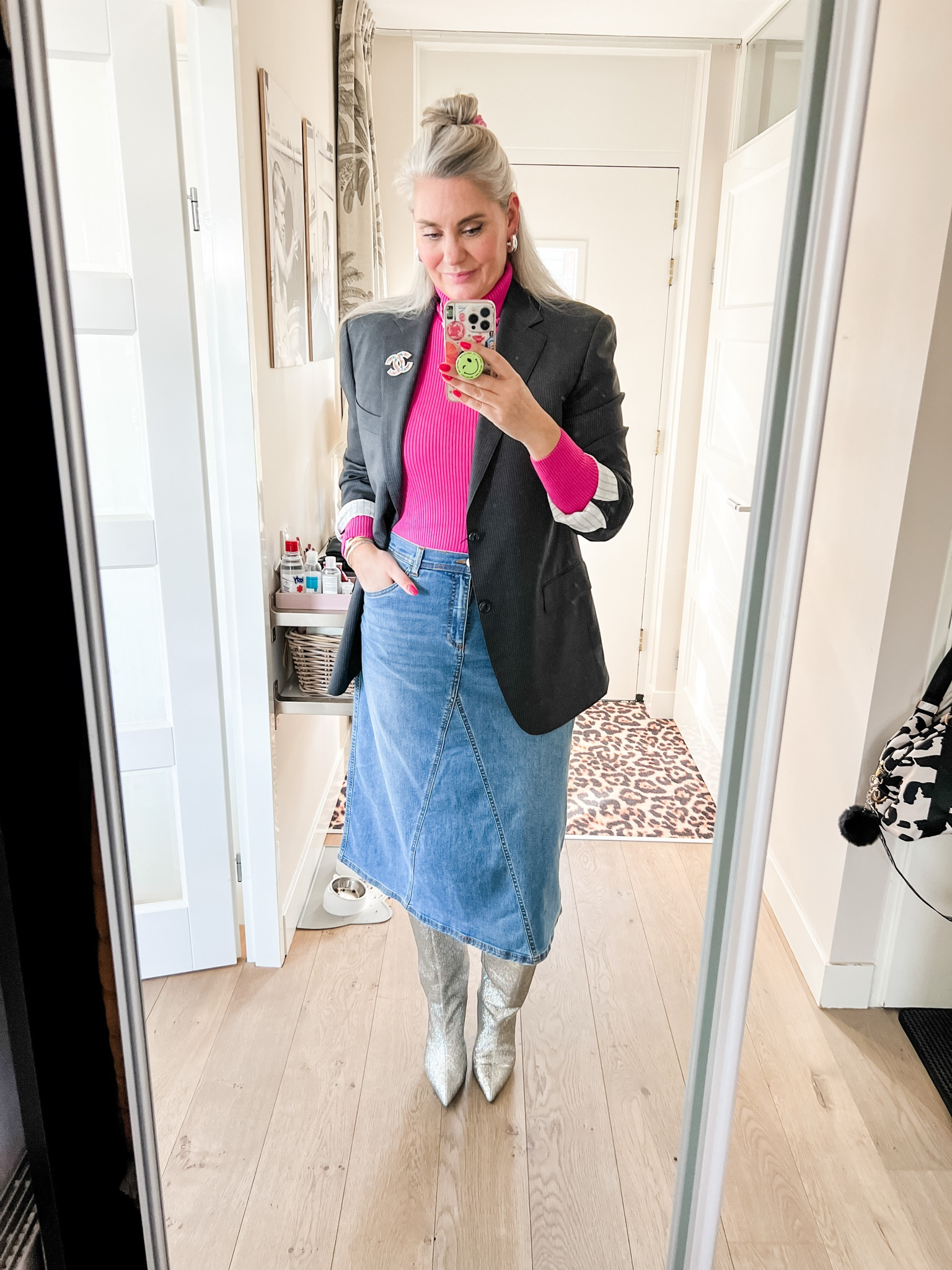 Ootd - Sunday. Hot pink turtleneck (old Hema), thrifted men’s blazer, multicolored neacklaces, denim skirt (https://bonprix-nl.mtpc.se/5167309), silver boots (https://sacha-nl.mtpc.se/5185117)



#LTKstyletip #LTKnederlands #LTKeurope
