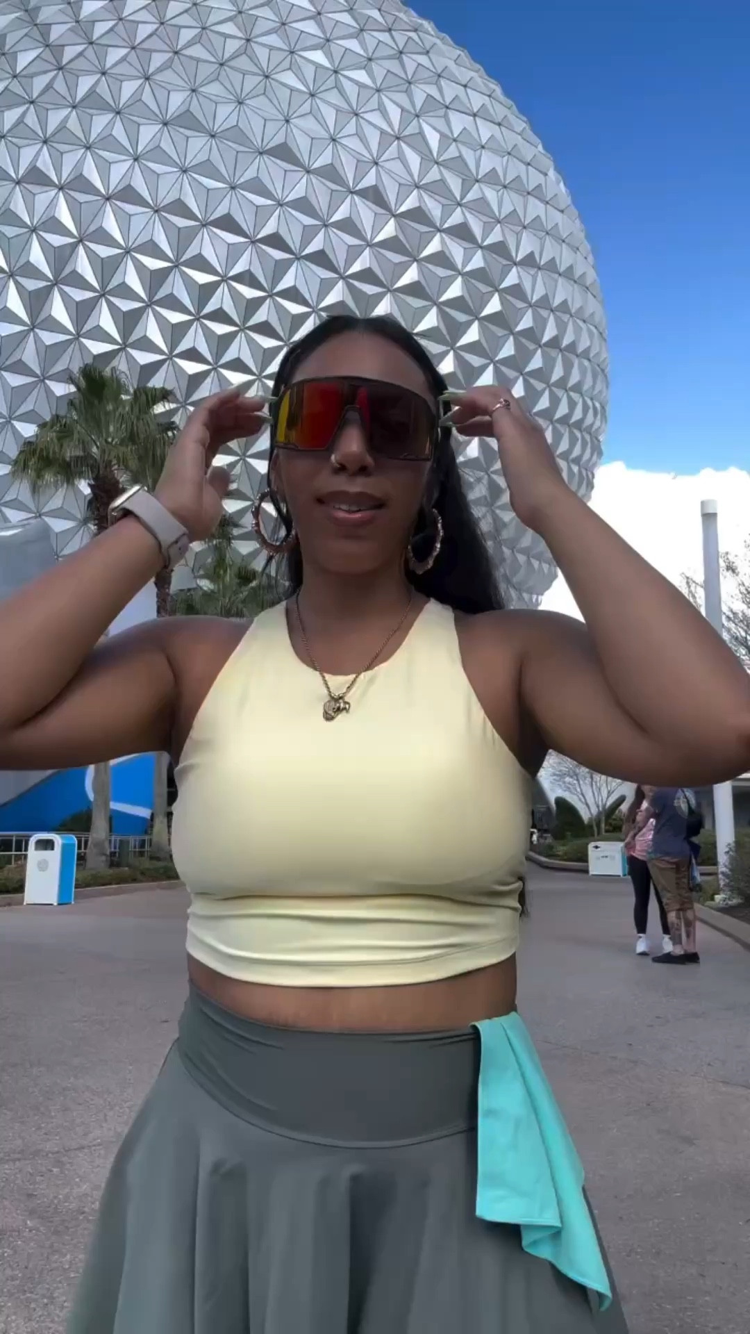Perfect spot for your selfies at Epcot @disneyparks 

Shoutout to @wildviolettextiles for the tip! Not the same spot, but same idea 💡 thanks queen. 

Just record and take screenshots and you are golden. 

#epcot #screenshots #disney #epcotflowerandgardenfestival  #share