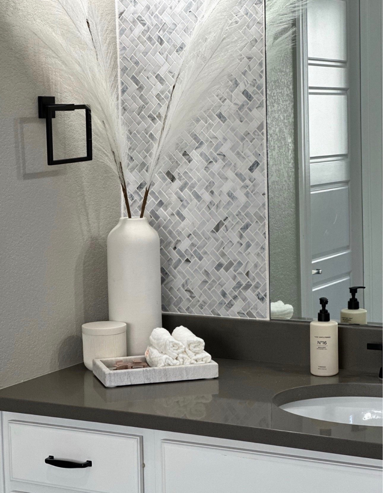 Neutral bathroom 

Modern | minimalist | neutral | marble | tray | vase | top picks

#LTKdayinmylife #LTKHome #LTKOver40