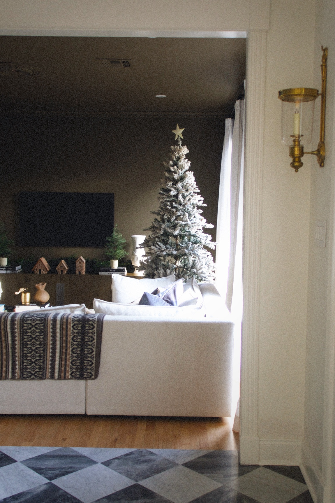 Holiday home decor, Christmas decor, living room decor, home decor, cozy home decor 

#LTKHome #LTKSeasonal #LTKHoliday