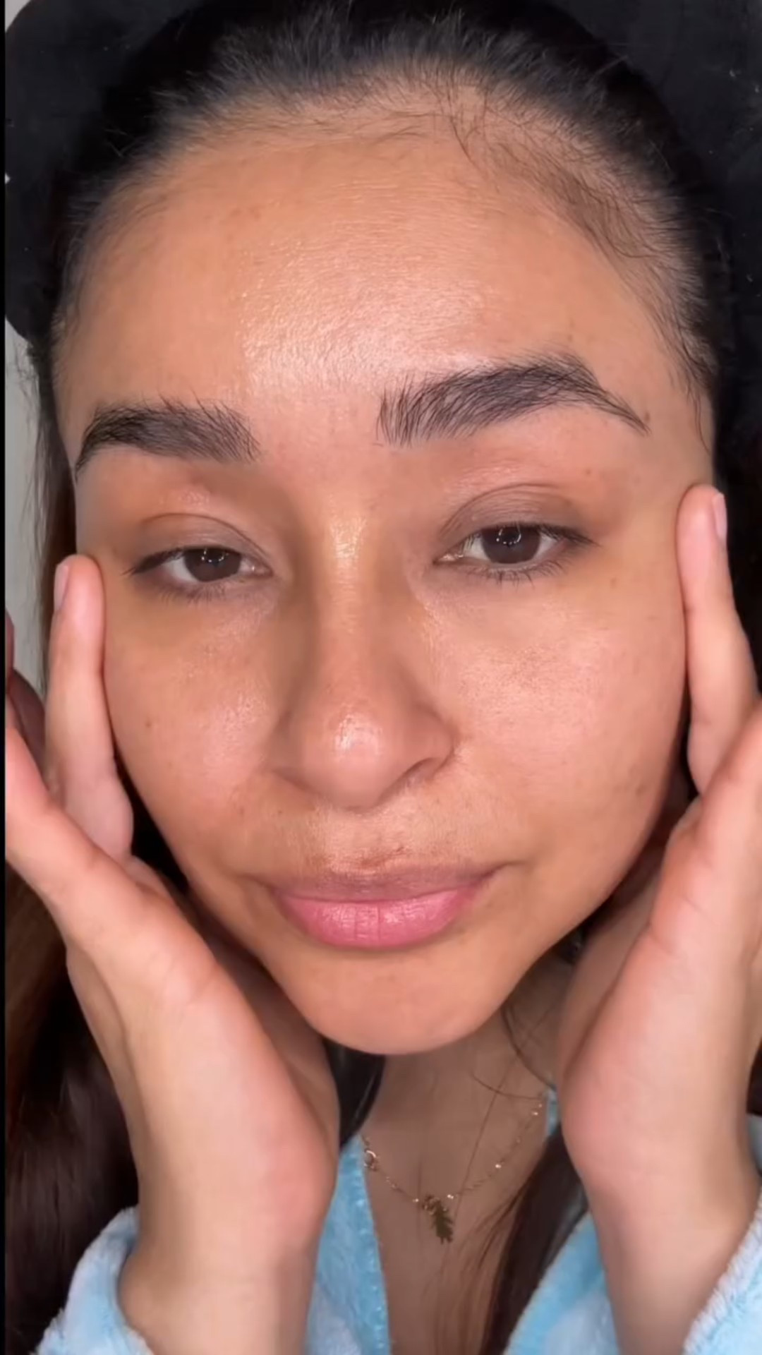 If my skin could talk, it would say thank you 🐝✨

I’m truly in love with Abeille Royale Youth Watery Oil Serum from @guerlain From the very first drops, my skin feels deeply hydrated, smoother, and noticeably more radiant.

The texture is lightweight, absorbs beautifully, and leaves my skin looking plump and glowy without feeling heavy (even on sensitive skin). With consistent use, I’ve noticed my skin looks firmer, more supple, and fine lines appear softer.

This isn’t just skincare for me… it’s an experience. And yes, my skin loves it too 💛

#abeilleroyale #guerlain #oilserum