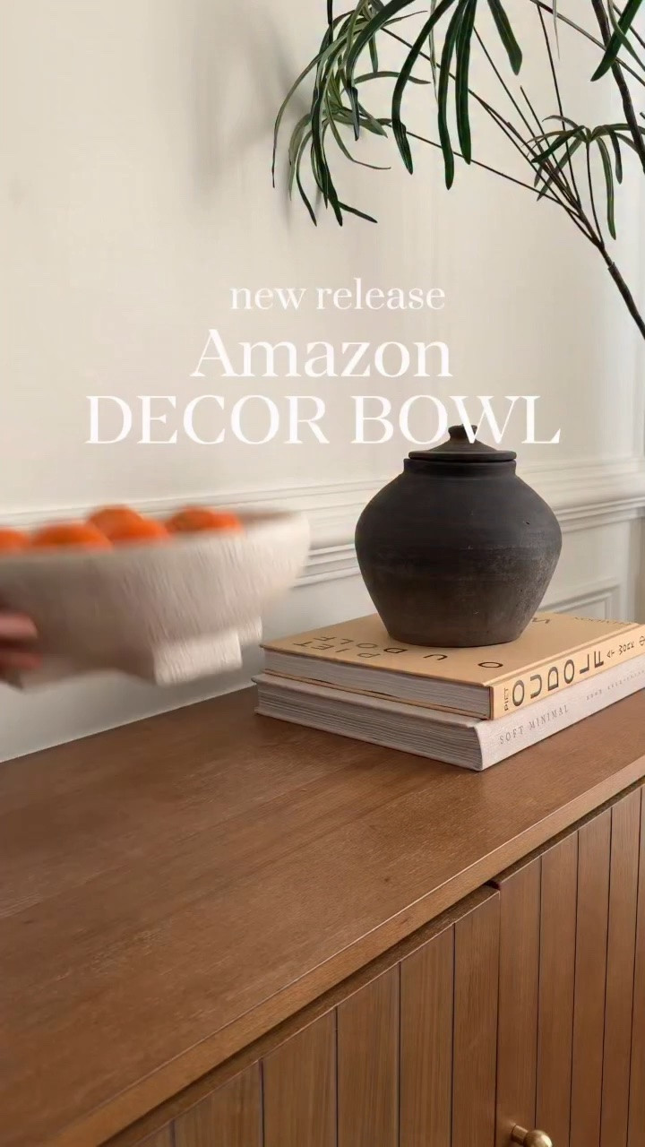 Comment “BOWL” or click above for the links to the CUTEST new decor bowl on Amazon!! How beautiful is this for console style, in a kitchen as a fruit bowl, or on your coffee table!!!😍😍 Styling and decor made easy! 🥰 love this multi use bowl everywhere!! Share with a friend!!💃🏻💗