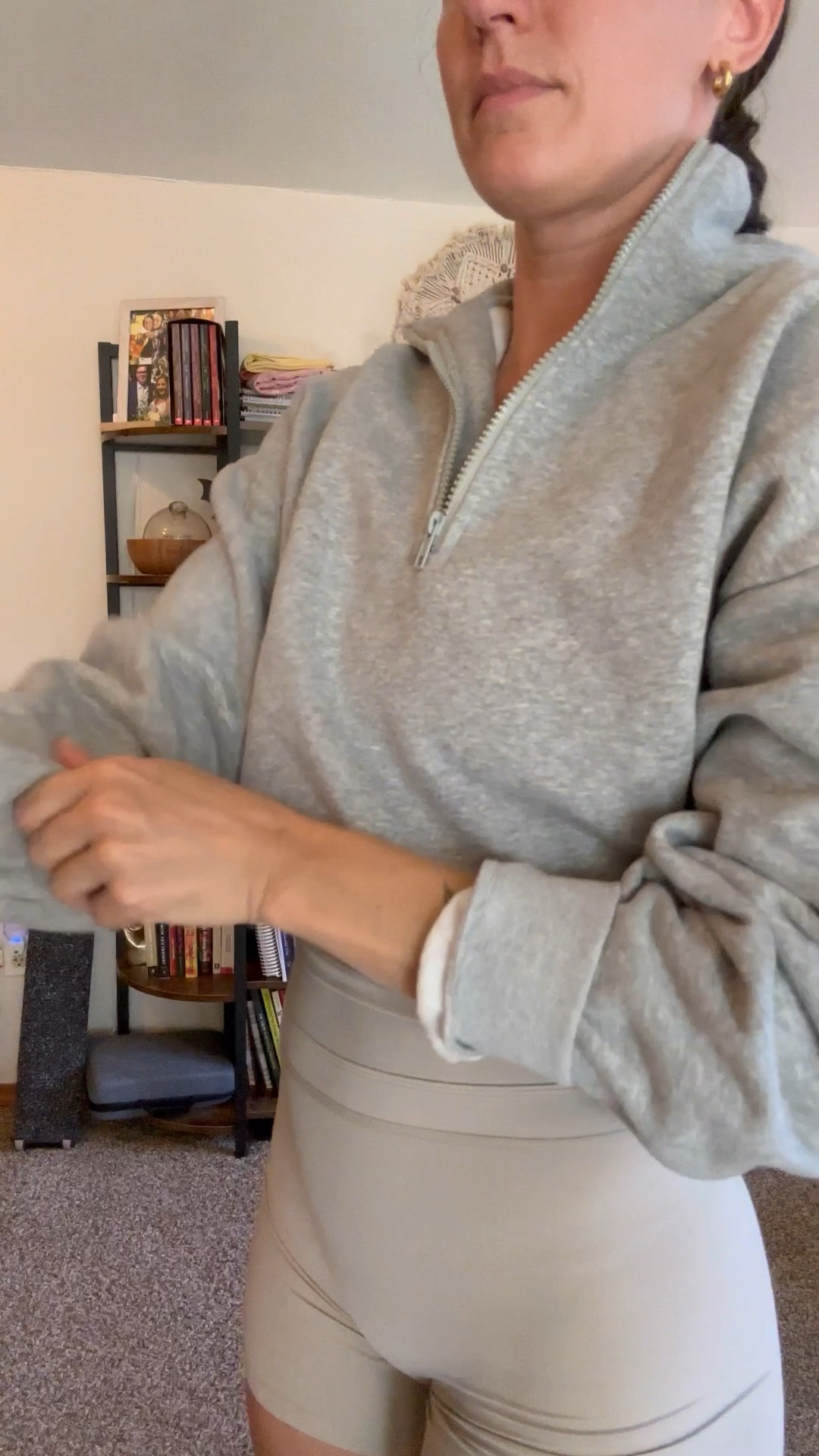 Today’s neutral gym fit straight from Amazon! Kept it almost monochrome with these super buttery sand colored buffbunny dupe shorts, my FAVORITE lululemon dupe workout tank. It has a built in bra, so it’s a total throw on and go! Got my cute white sneakers, and a cropped heather grey half zip 🤌🏼 so perfect!