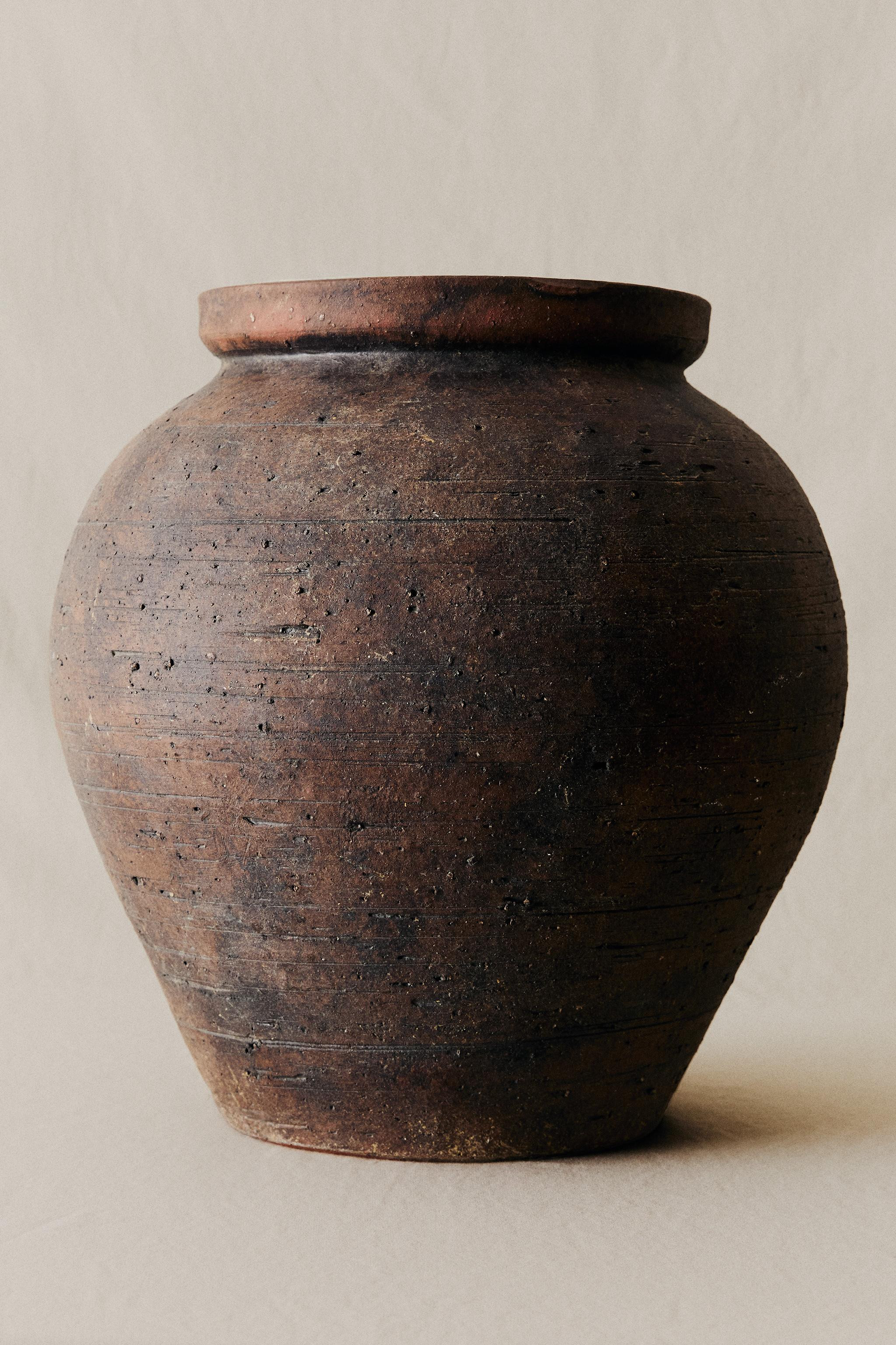 Ceramic vase with a rough texture. May be filled with water. | Zara UK