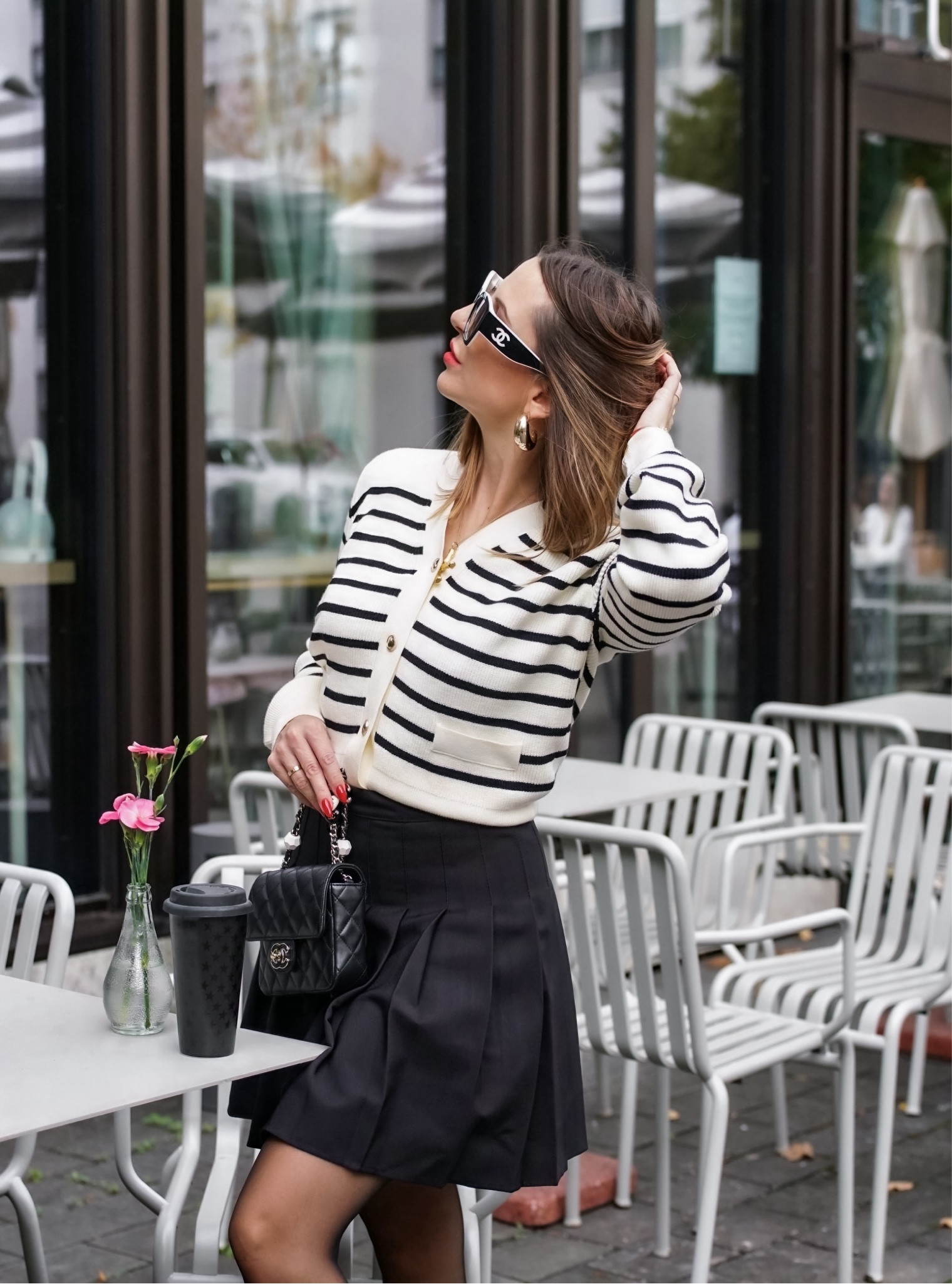 Black & White & Gold in every detail 💫

*Werbung*
… und ich lieb’s einfach 💫 Schönen Abend 🖤🤍➰



#socksandshoes #socks #loafer #chanelloafer #fallstyle #falloutfit #herbstlook #blackandwhite #stripes #miniskirt #frenchstyle #citystyle #parisvibes #chanelbag #chicwish


#LTKstyletip #LTKdeutschland #LTKautumn