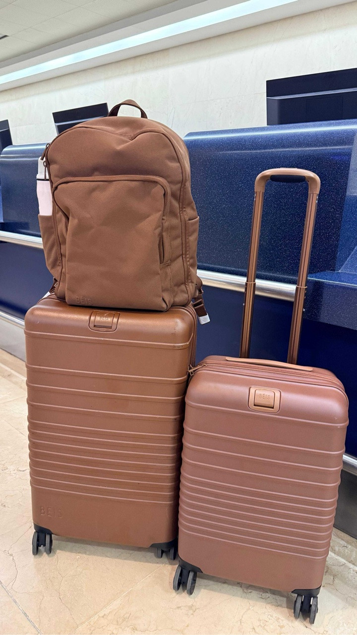 Unpack with me! 🧳

When packing for LTK Con this year, I used one of my tried-and-tested travel hacks that I always come back to when I’m packing for conferences: the Bundle Wrapping Method! 👗👚

It keeps everything together, helps prevent clothes from getting too creased, and makes unpacking SO much easier when you arrive. 🙌

If you’re packing for a work trip or conference anytime soon, definitely give this method a try! ✈️

#LTKCon #TravelOrganization #TravelMustHaves #BusinessTravelEssentials #WomenWhoTravel #TravelTips #PackingTips #TravelHacks #TravelFashion #TravelStyle

@beistravel

#LTKOver40 #LTKdayinmylife #LTKTravel