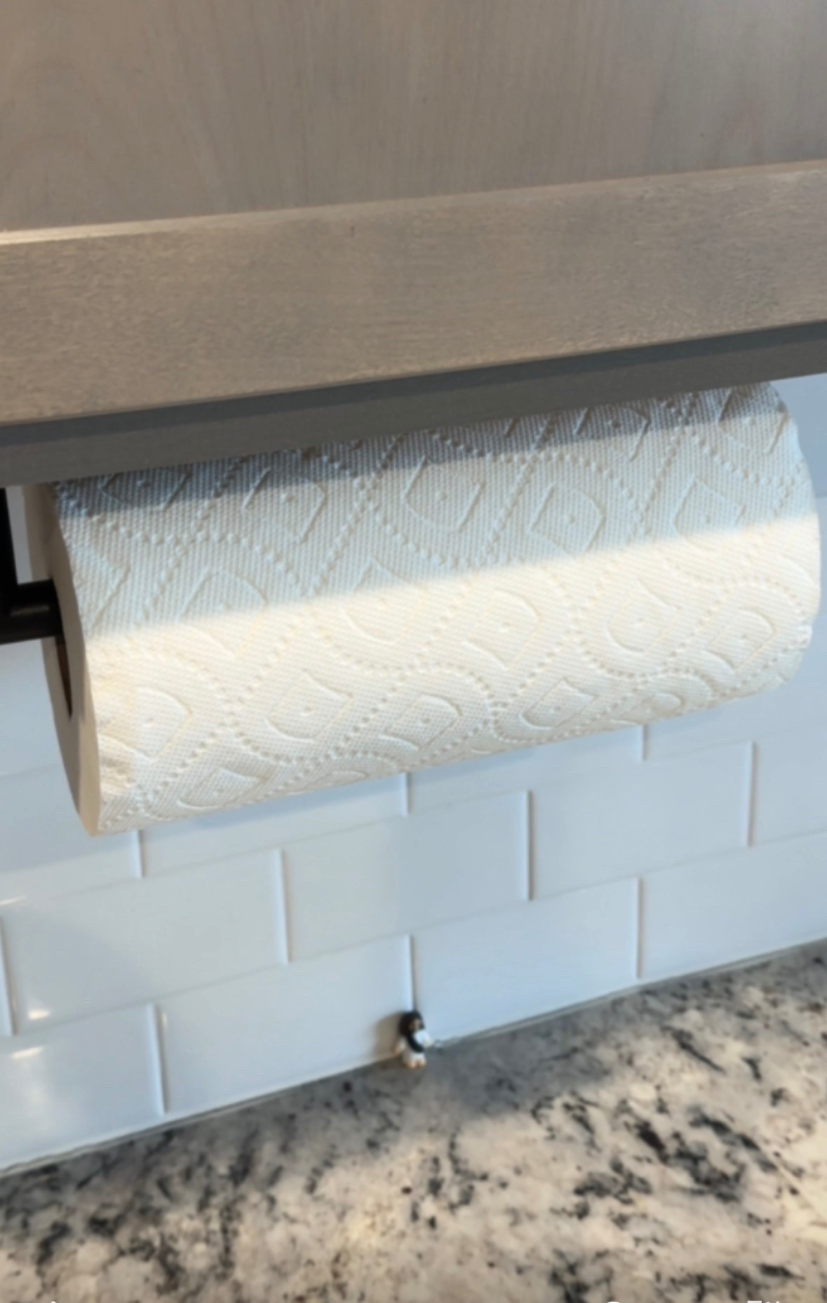 Affordable paper towel holder #homefind #affordalehomefind #renterfriendly #home #homedecor #kitchenfind

#LTKmomlife #LTKHome