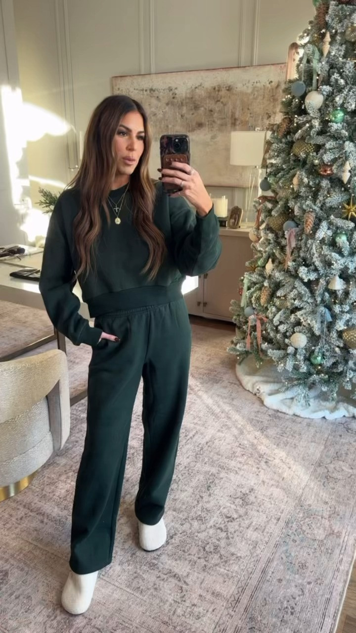 these sets are soooo comfy and are such good gifts! wearing a size small 🫶🏼

@vuoriclothing and #vuoripartner

 

#LTKCyberWeek #LTKSaleAlert #LTKActive