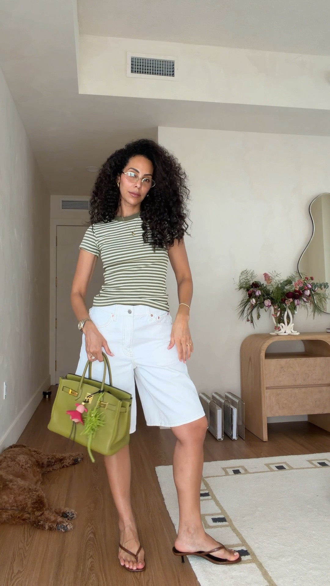 white and green ✨

top @Old Navy / shorts @Gap / bag birkin 30 via @The RealReal with @LOEWE charms / fragrance @Lancôme very cherry

#momonthego #whiteshorts #birkin30 #howtostyle #easyoutfits