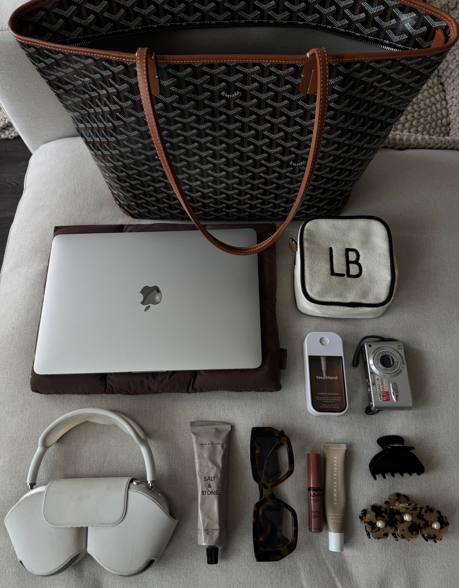What's in my purse👜✨

#LTKSeasonal #LTKTravel