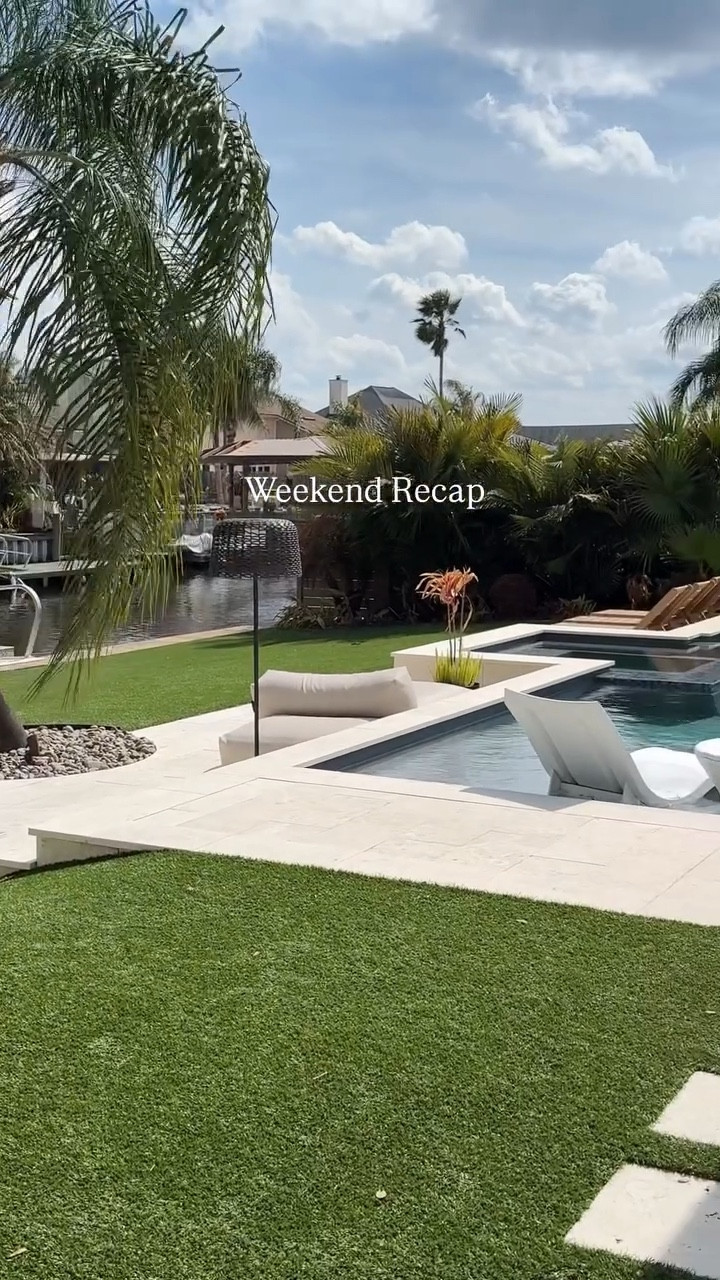 It was in the 80s all weekend and I even got to nap on our outdoor sofa. This morning it was in the 30s! My plants are back inside and I only bothered covering the white bird of paradise plants since the pygmies already look toasted from the last deep freeze.

Can we just have 78° and sunny for the next month? 😎 Hold on friend, spring is coming! 

#floridaliving #backyard_dreams #outdoorliving #jacksonville #modernpool