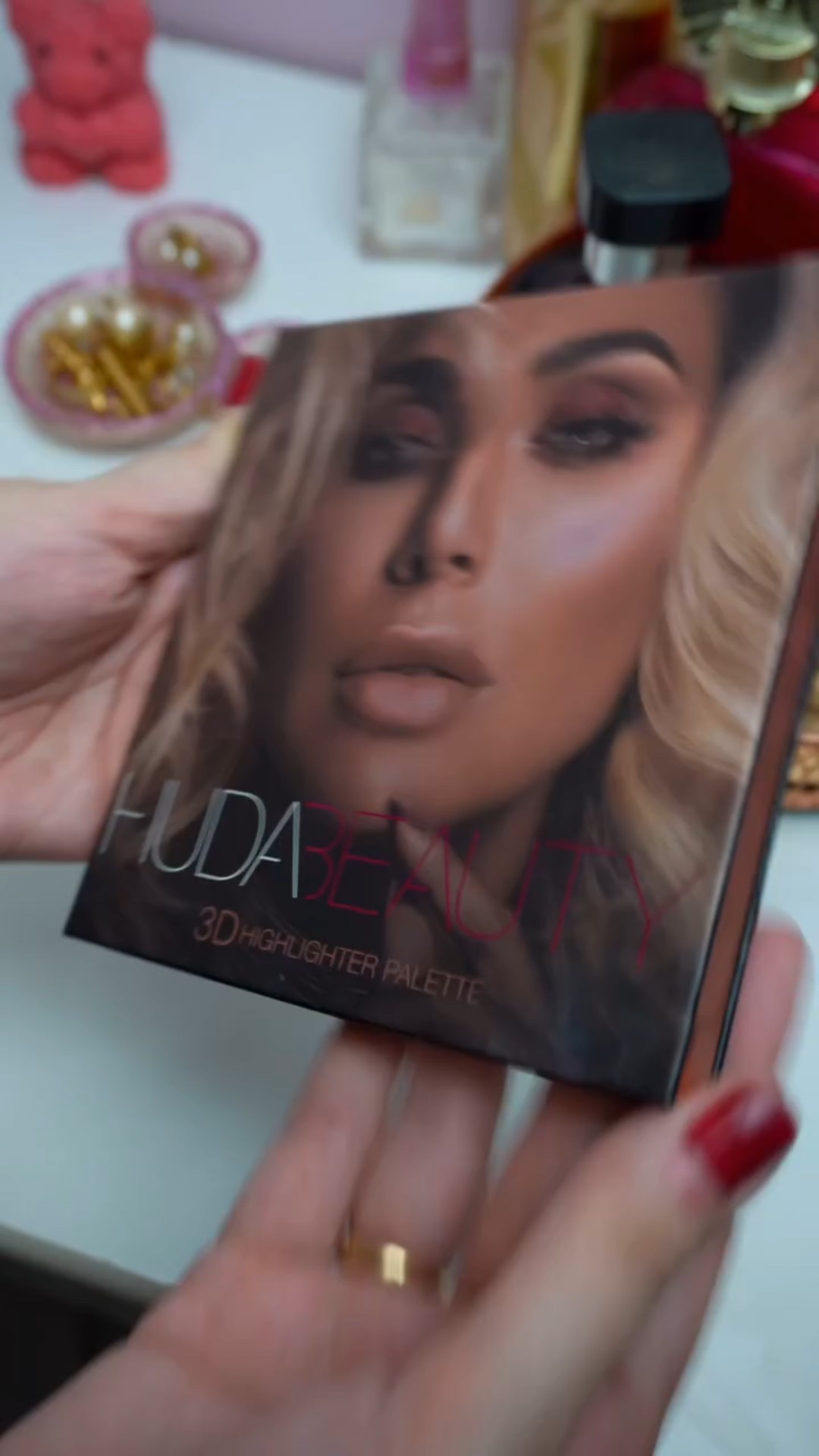 Vamos de primeiras impressões deste clássico de @hudabeauty : A fórmula de iluminadores tridimensionais com 4 tons de iluminadores, sendo 3 em pó e um quarto iluminador cremoso. 
cor Pink Sands Edition.
.
Ps. Um agradecimento especial a @luziane.ns por me presentear com essa neném linda, e que só agora estamos descobrindo coisas sobre essa paleta 🥹😅🤭😂
.
@huda #hudabeautypalette #hudabeauty #hudabeauty3dhighlight #hudabeautyhighlighter