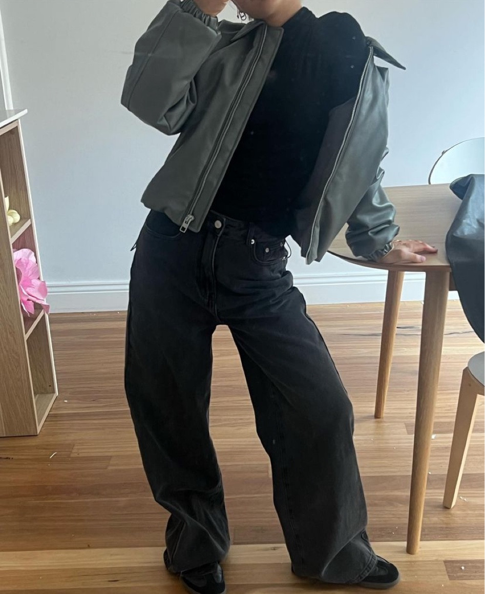 🖤 my exact baggy black jeans and sneakers are linked

#LTKaustralia #LTKstyletip #LTKFind