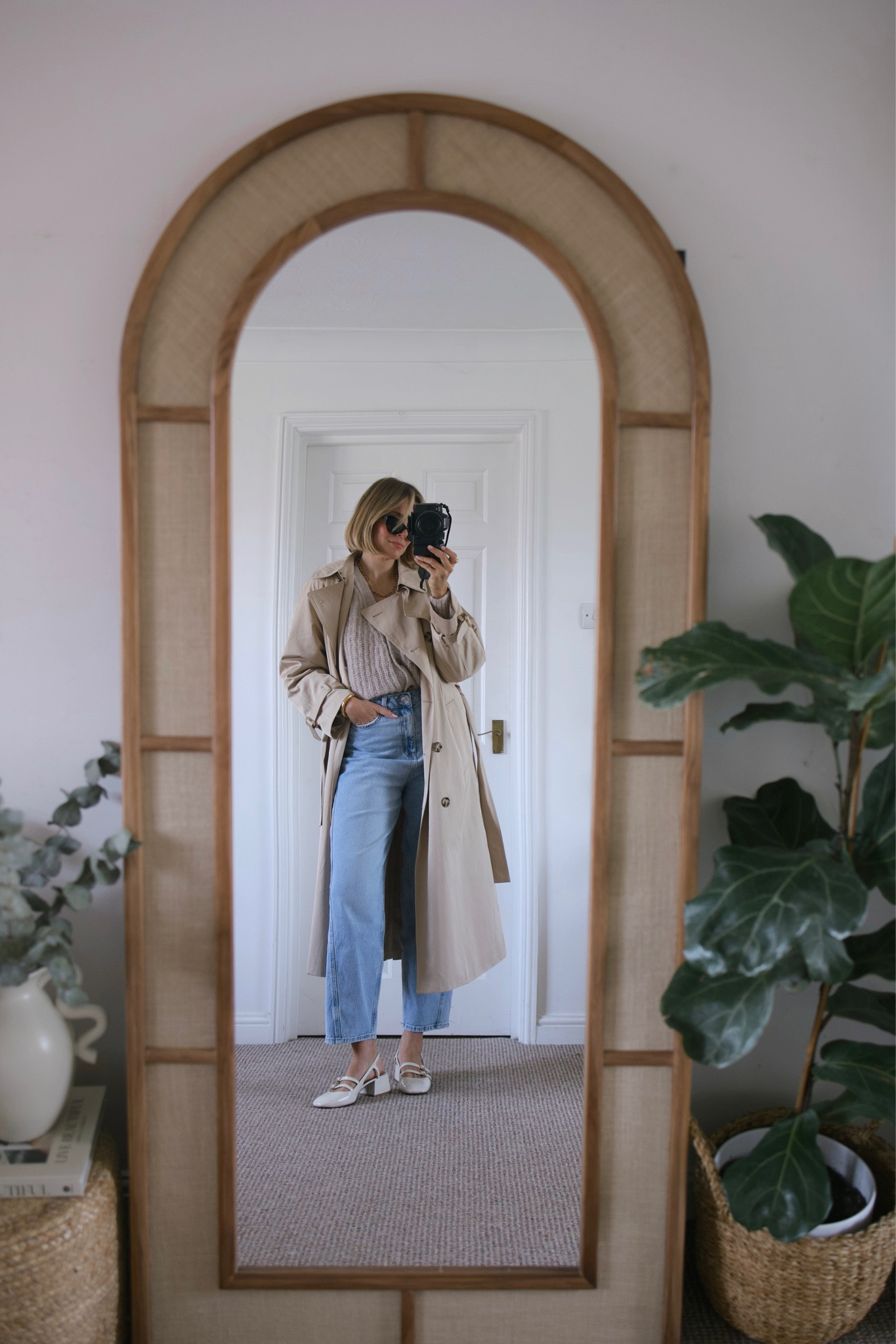 Barrel jeans 
Ballet shoes 
Ballet pumps 
Trench coat 


#LTKSeasonal #LTKeurope #LTKstyletip