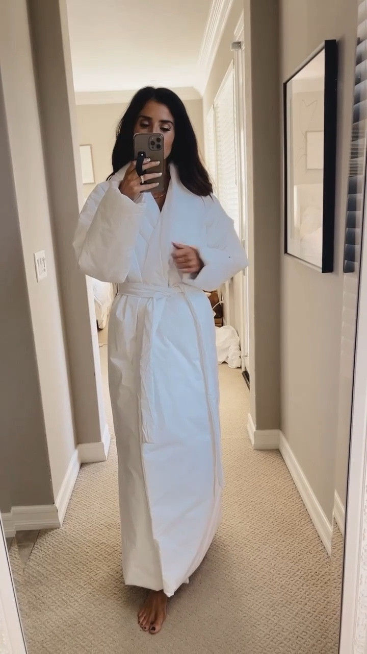 I’m just shy of 5’7 wearing the size XXS/XS robe. Runs big. StylinByAylin 

#LTKSeasonal #LTKxAF