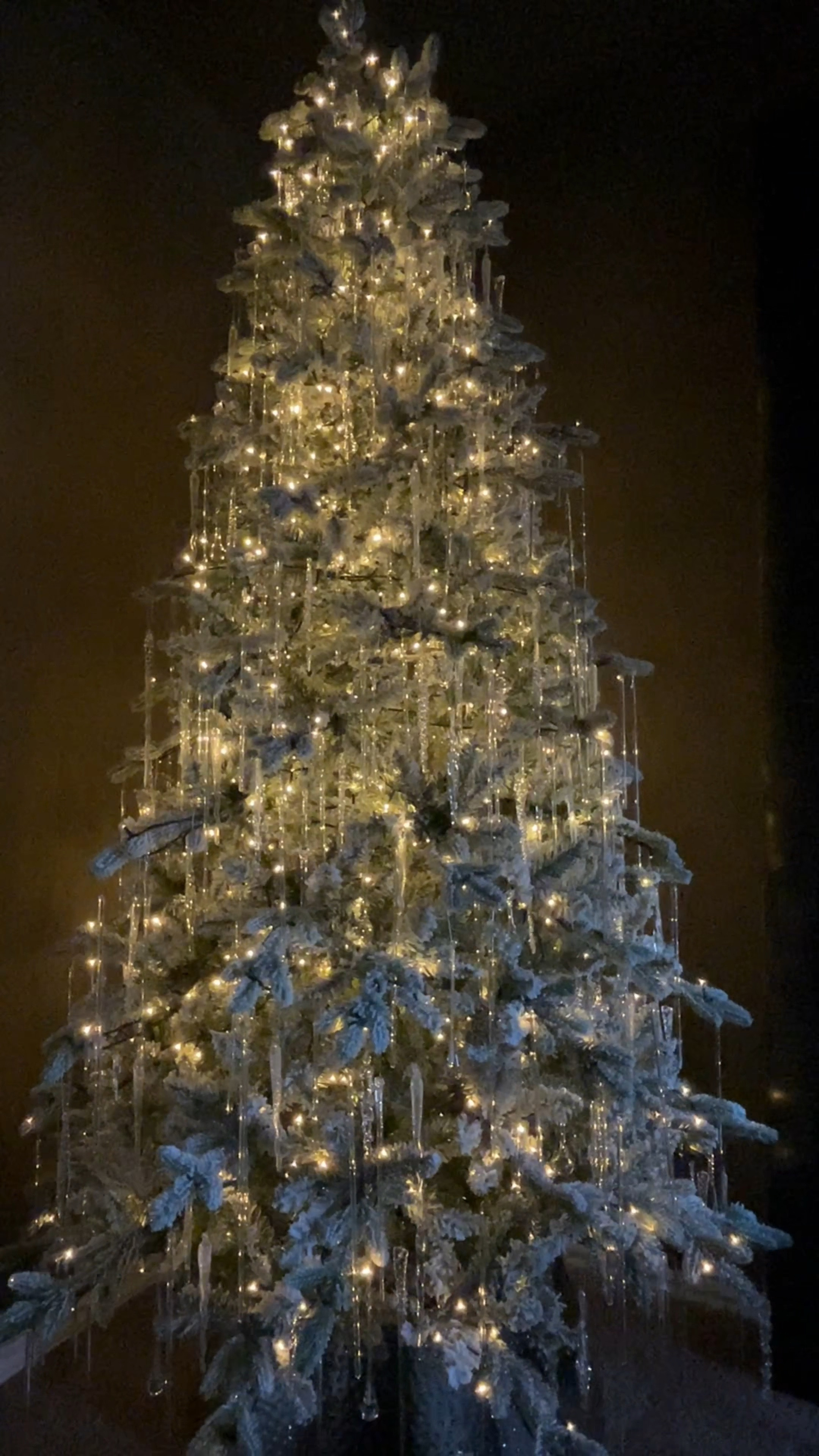 Still not over this beauty! And it looks even better lit up. ✨

Theee yeats in a row, and I’m still not sick of my icicle tree. This year I switched it up and did a flocked version from @King of Christmas . Then I added twinkle lights & 600 icicle ornaments. ❄️❄️❄️

Shop the look here: 

#gifted #ad #kingofchristmas #icicle #christmastree 