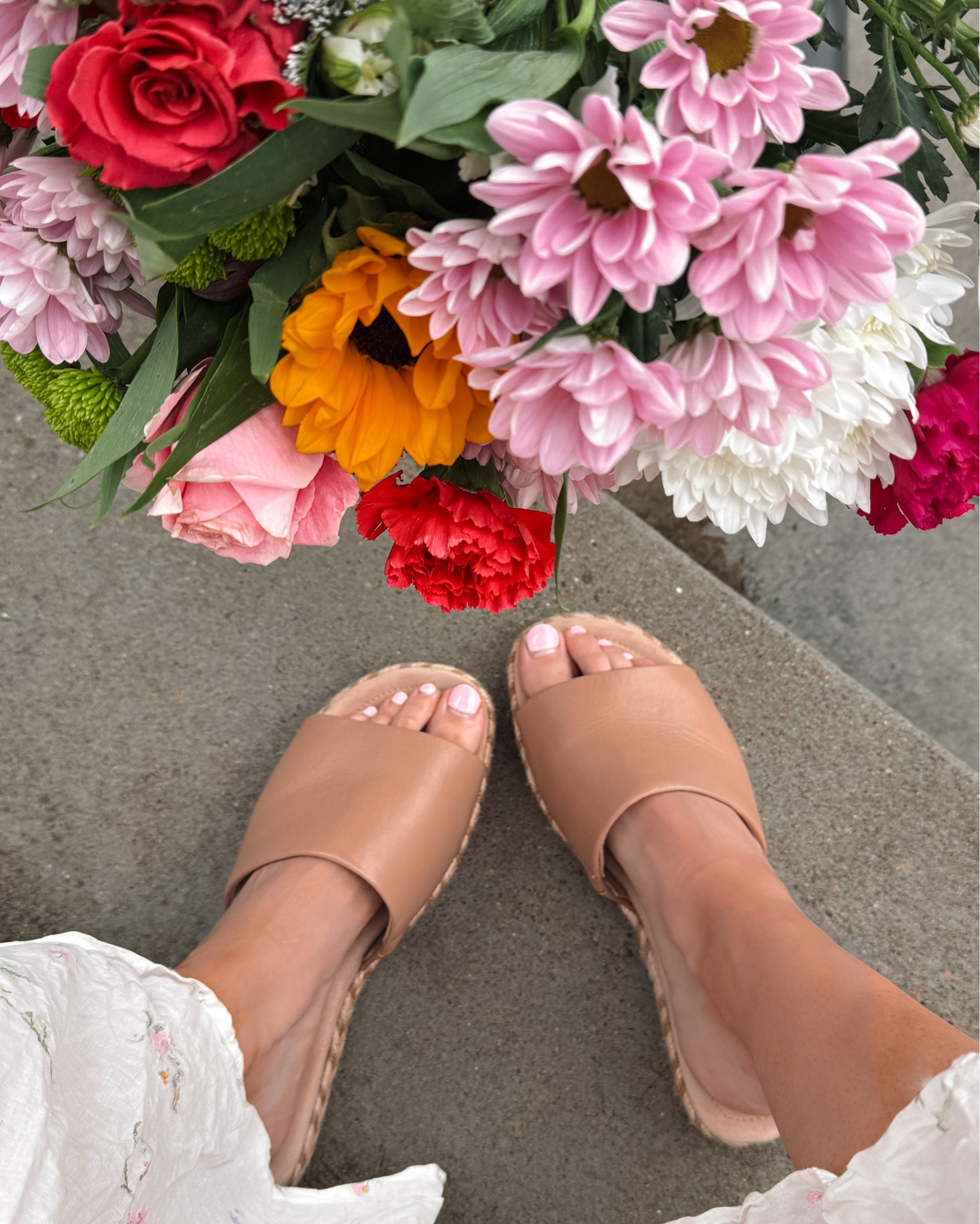 the kind of shoe that just works with every outfit 🙌🏼

these Lucia slides are so easy to throw on — espadrille style, leather, and actually comfortable enough to wear all day

In this specific style, I had to size up 1/2 a size for the perfect fit! 



#FRANKIE4Partner #frankie4footwear 