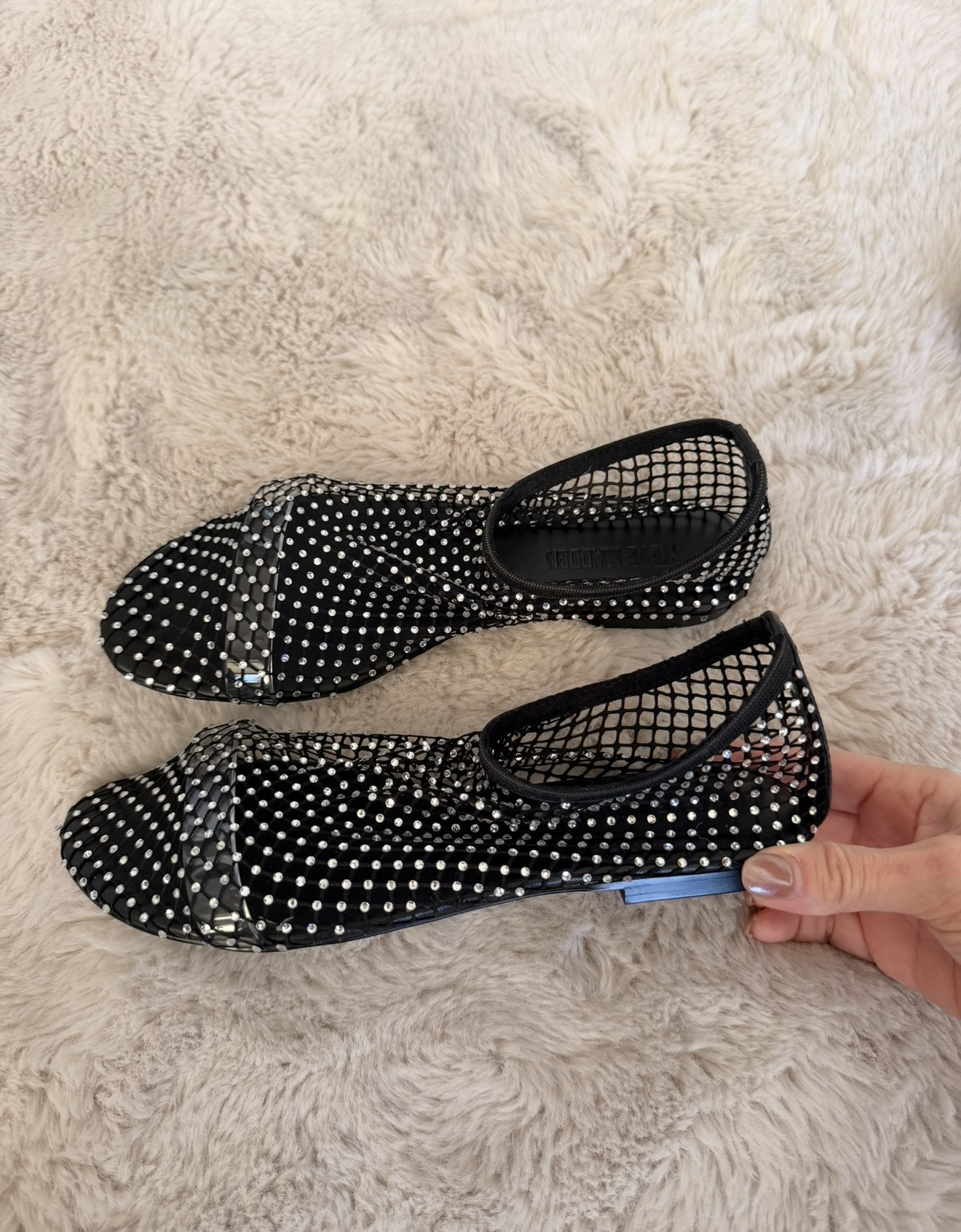 These shoes hold up well when you need a quick change. The fit stays steady even with movement. I rely on this style for daily use. LTKootd