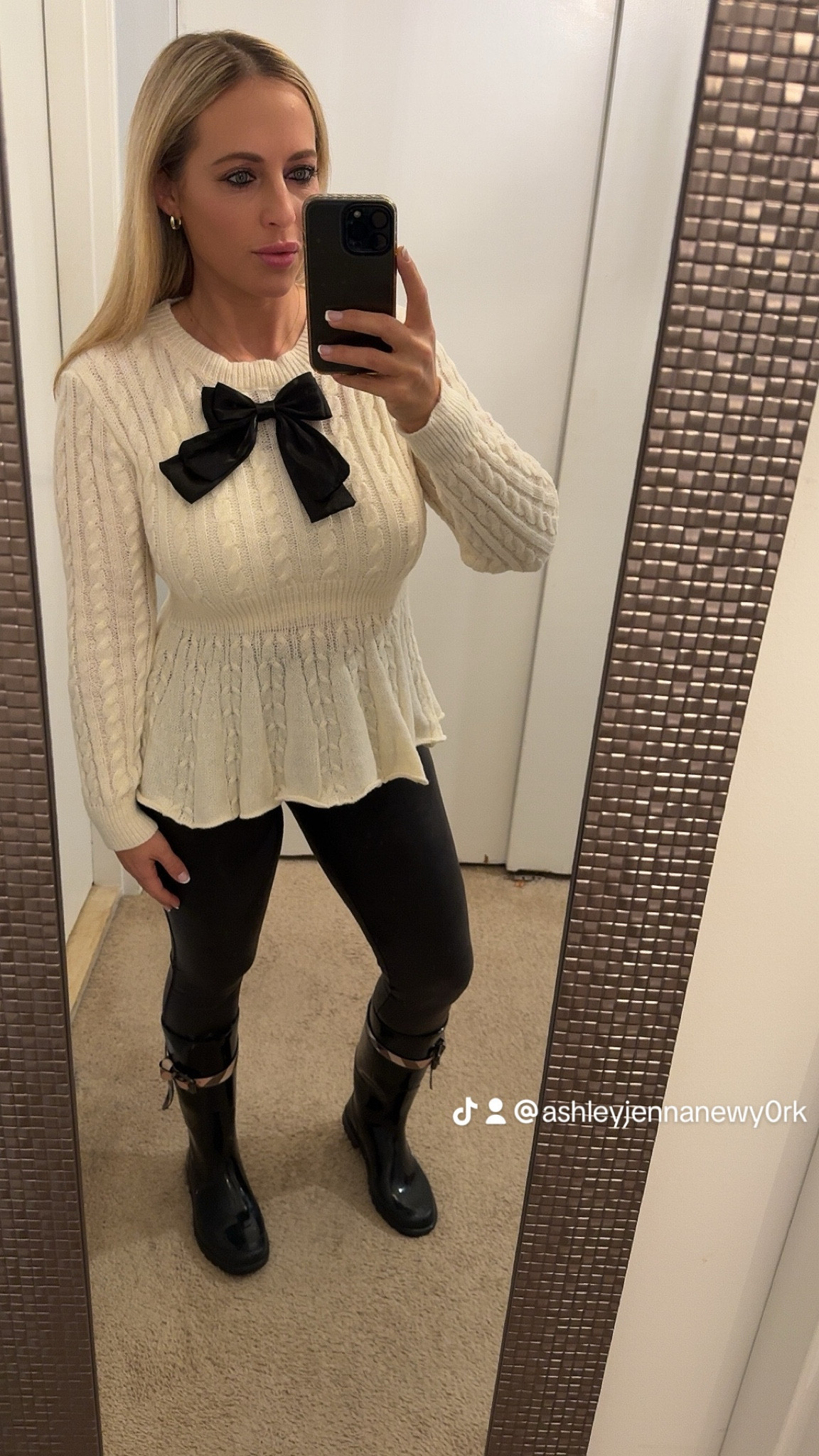 Holiday outfit. Wearing L in shein sweater and XL in spanx faux leather leggings. Use 24SBSYORK for up to 90% off at shein!!



#LTKFindsUnder50 #LTKSeasonal #LTKHoliday