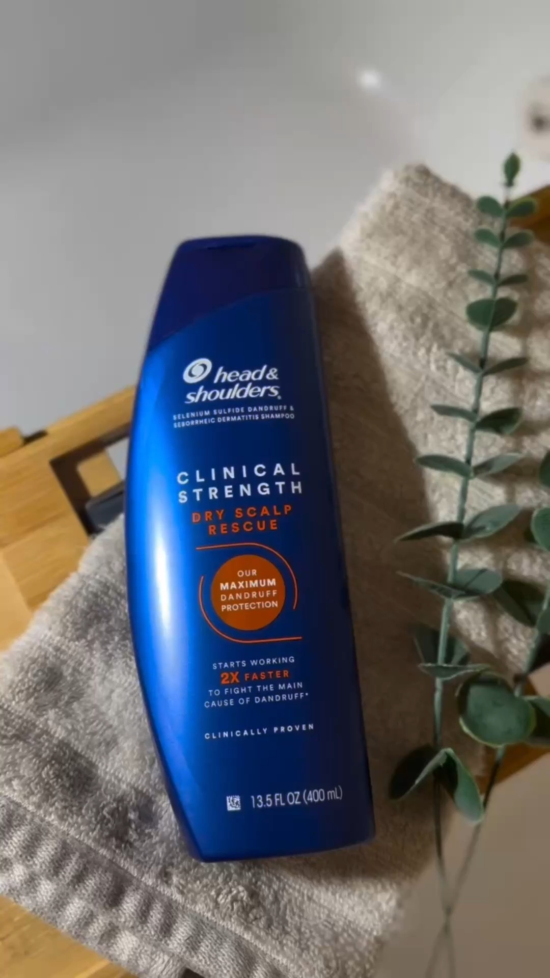This shampoo is my hero!! After weeks dealing with dandruff and trying different shampoos that supposed to help with it (non worked) except this one!! Thank you @influenster @headandshoulders
 #complimentary #GoodbyeDryScalp #headandshoulders
