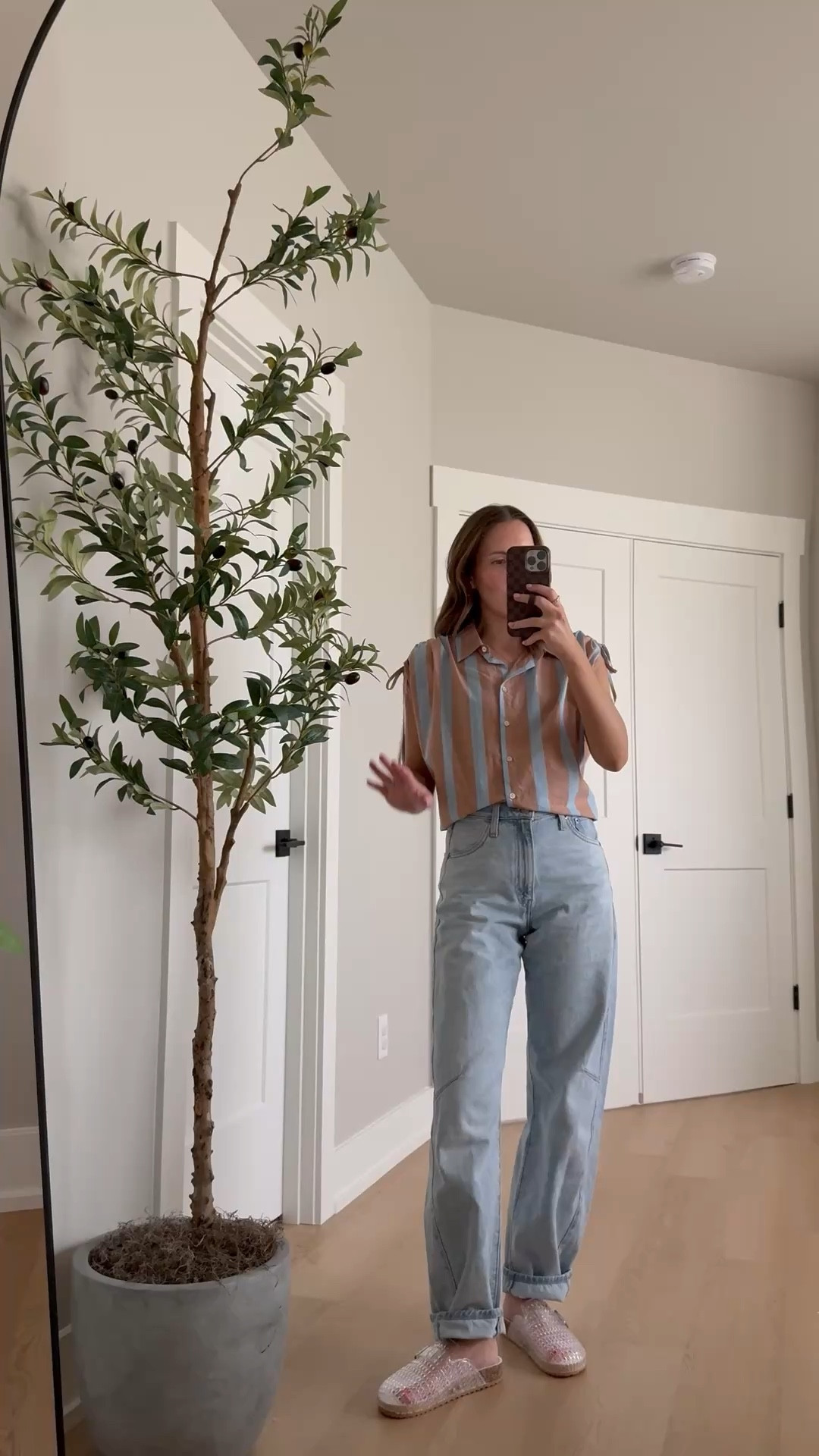 Teacher outfit idea 🍎 a striped button down and barrel jeans for a casual Friday.

Teacher outfit idea, teacher style, classroom style, teacher Tuesday, 