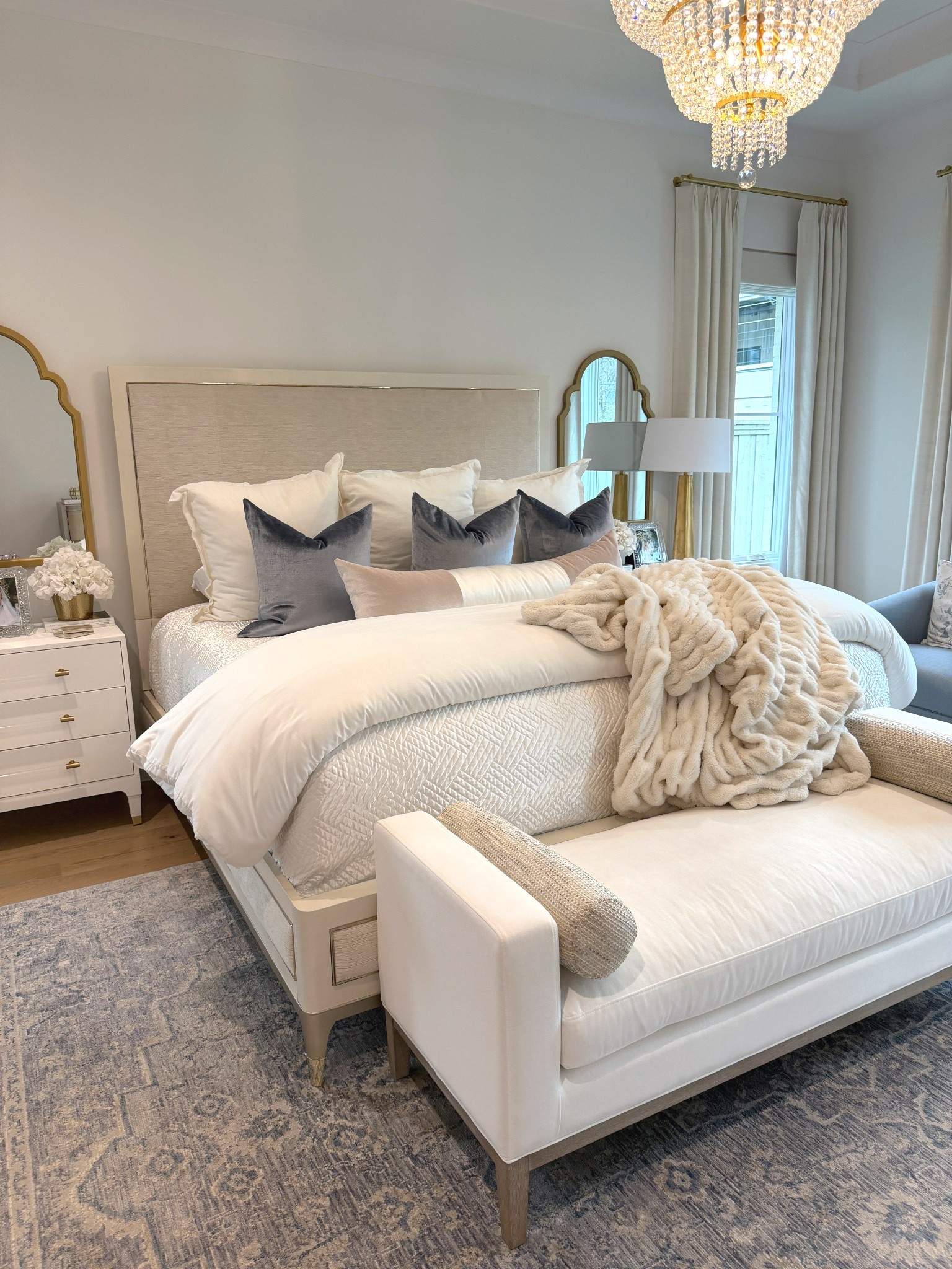 Bedroom 
Primary 
Bed 
Ottoman 
Pillows 
