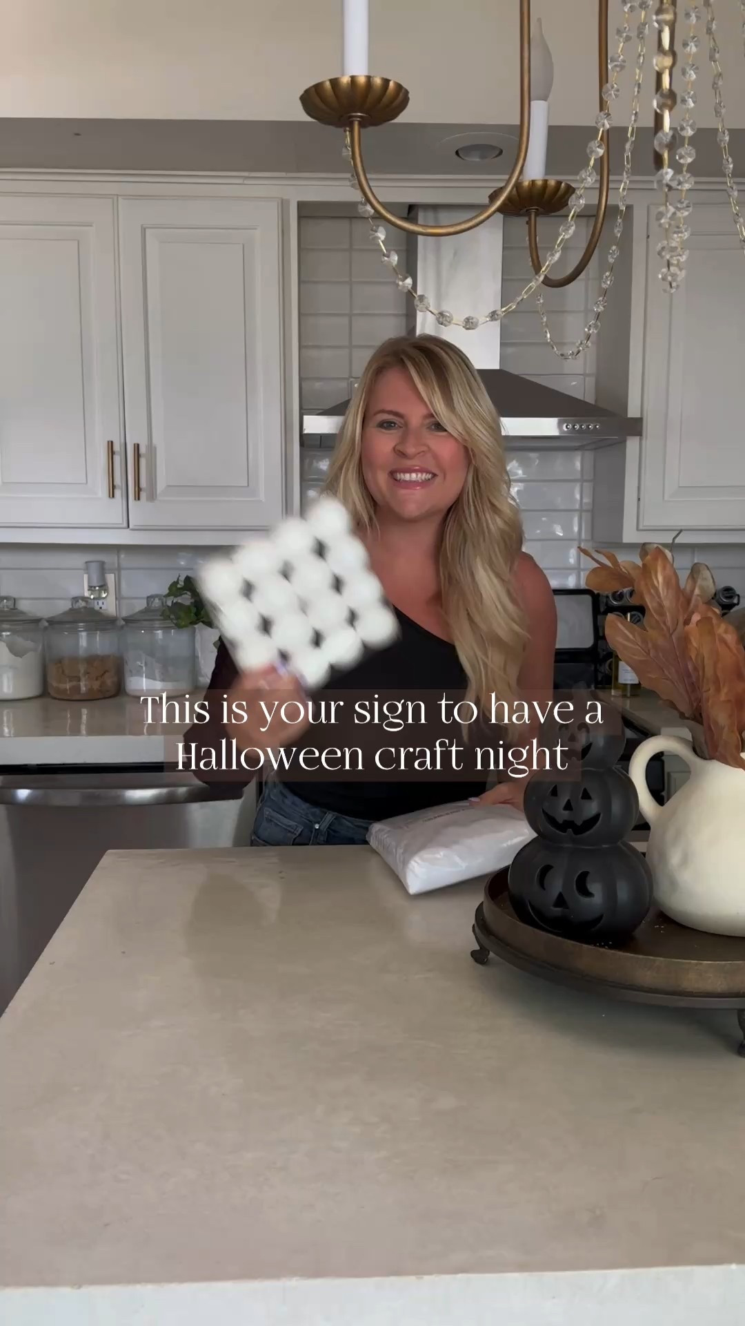 Such a cute Halloween diy you can do with friends! #halloweendecor #halloweendiy #diyhalloween #ghost 