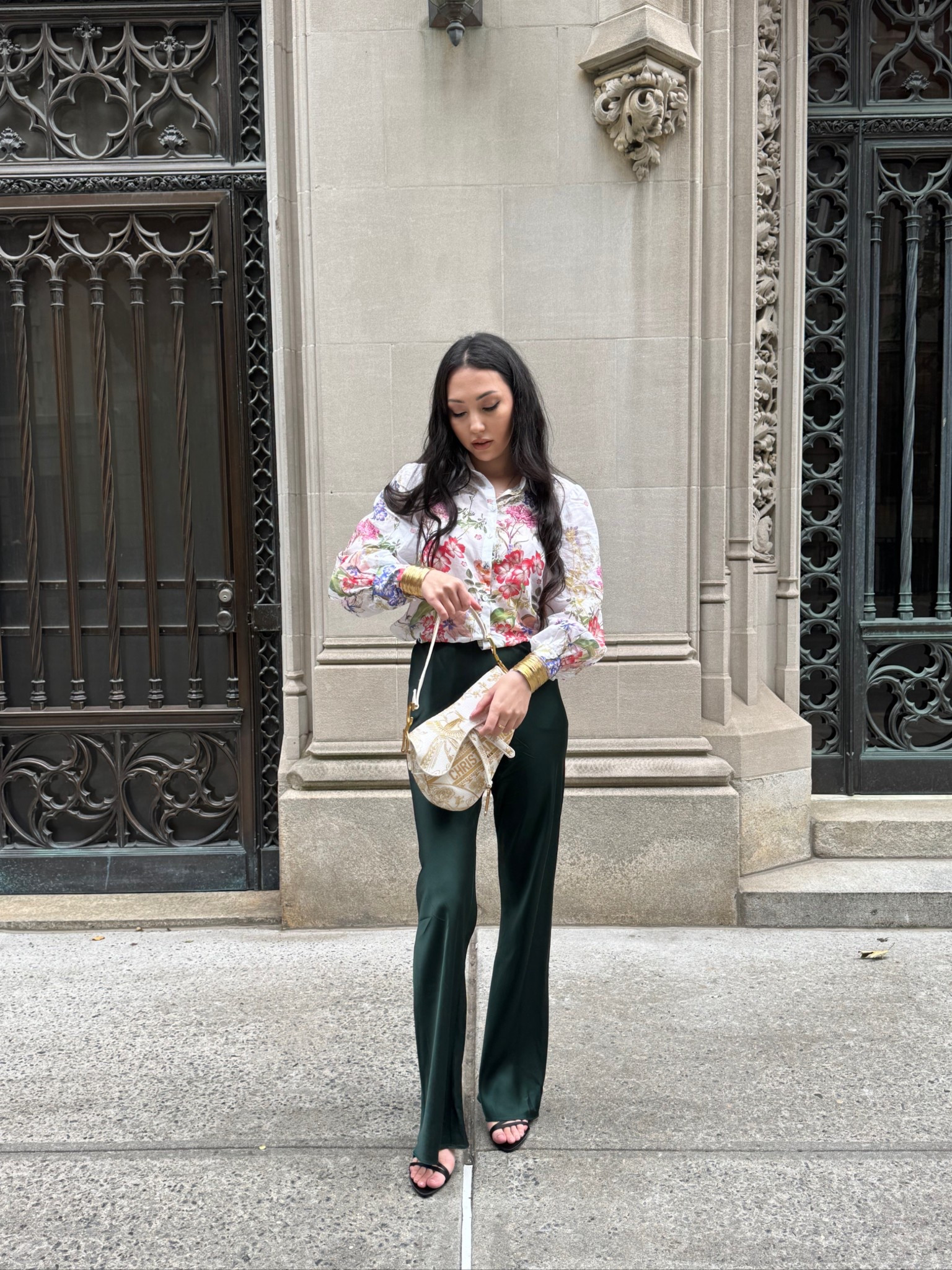 chari ruiz aster : blouse
Silk laundry : pants 
Dior : bag
Sandals : Zara 