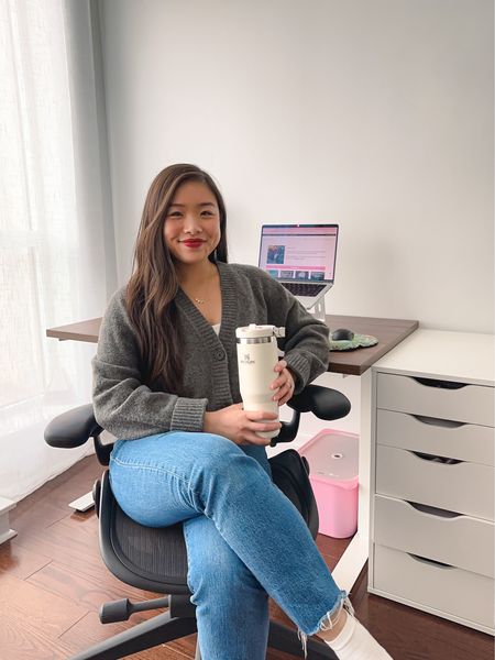Obsessed with my @stanley_brand IceFlow Tumbler 🫶 The flip straw makes it easy for sipping, the folding handle makes it easy for carrying, and the shape fits in my car’s cup holder and even the treadmill! #stanleypartner *ad