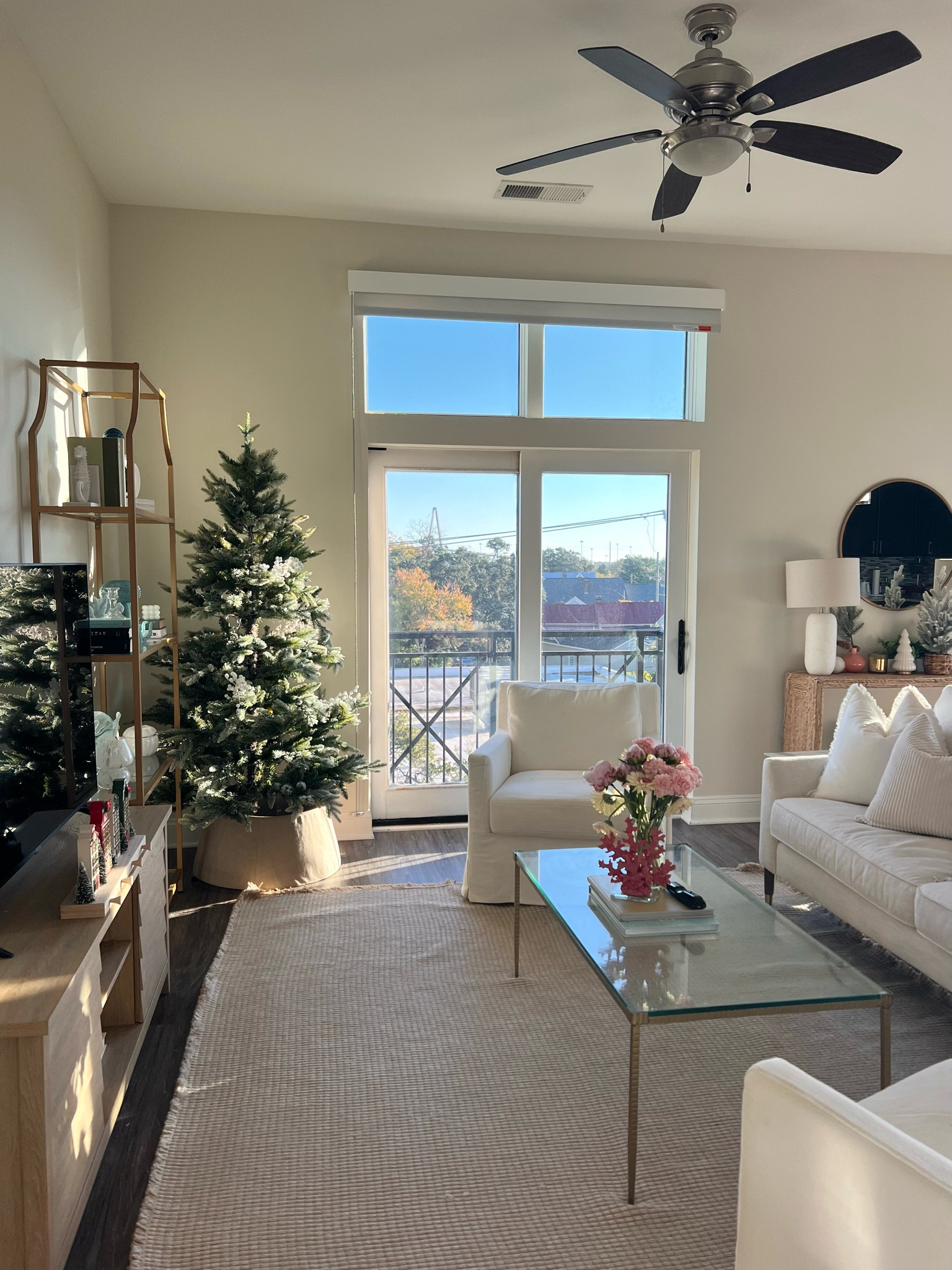 Christmas living room!

Christmas tree, coastal home decor, white furniture, holiday decor

#LTKhome #LTKover40 #LTKSeasonal