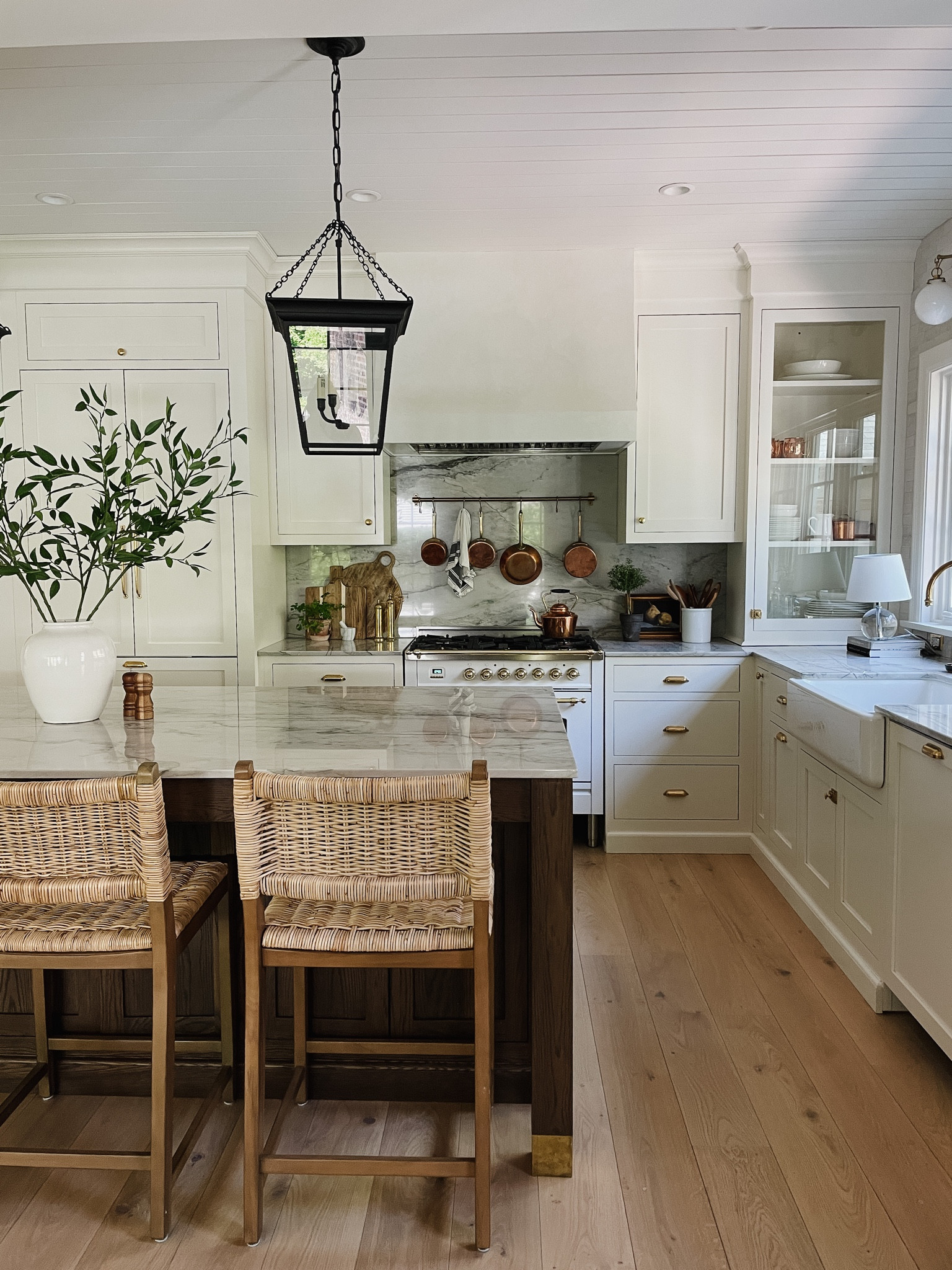 English kitchen, white kitchen, kitchen decor, woven barstools, kitchen pendants 