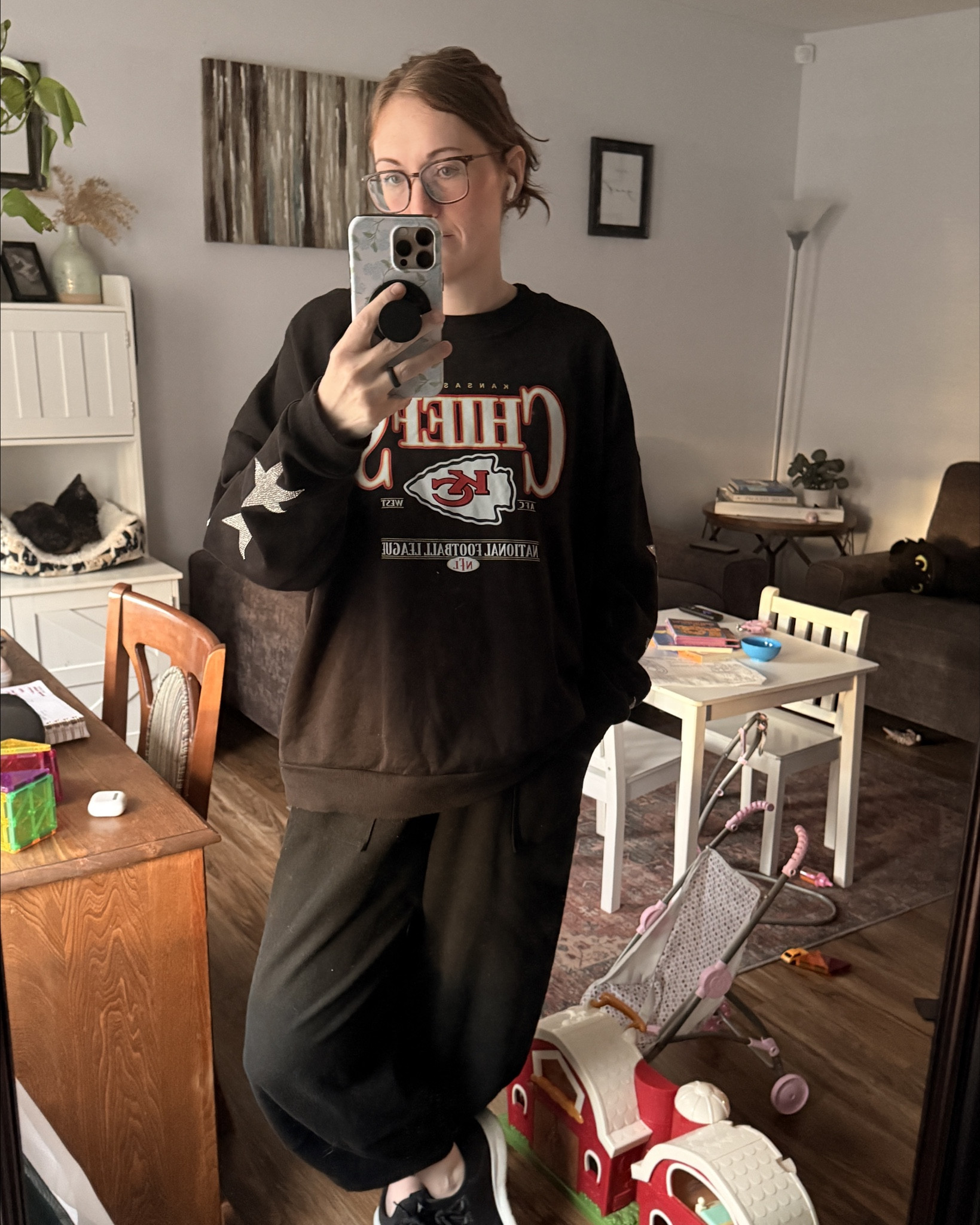 Favorite pants I’ve bought in a long time. They’re a slight, barrel style lounge pant. I have them in three colors in size medium. 

I’m 5’7” 140lbs for reference. 

#LTKootd #LTKmomlife #LTKSaleAlert