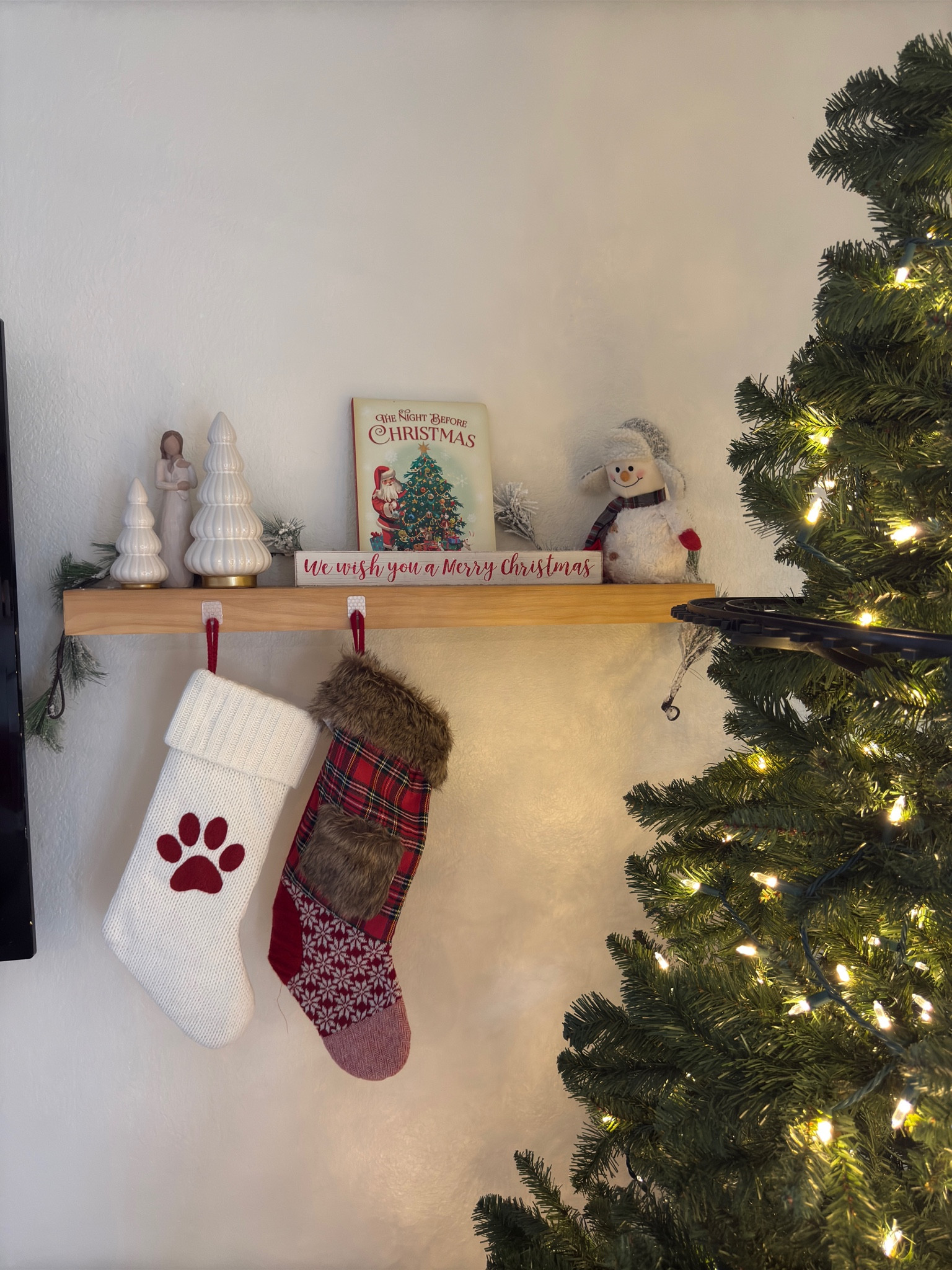 DIY Christmas Mantle✨

#LTKSeasonal #LTKHome #LTKHoliday