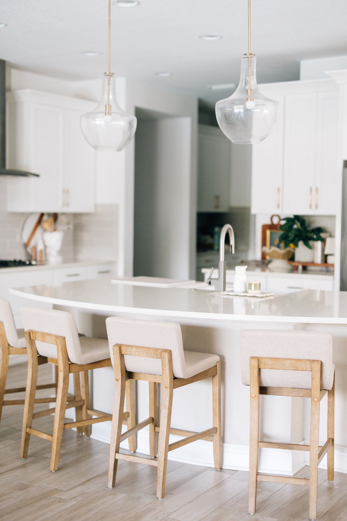 Minimal kitchen aesthetic // stools // lighting // bright 
