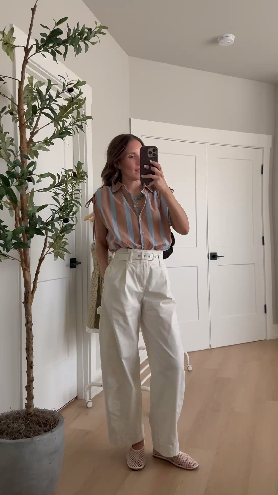 Teacher outfit idea🍎 I love the color combo on this button down and that it’s sleeveless but still covers the shoulder so it’s classroom appropriate! I love these barrel pants so much! They are comfortable and the perfect length for pairing with flats and sandals!

Teacher style, classroom outfit, teacher outfit idea, barrel pants, striped button down 