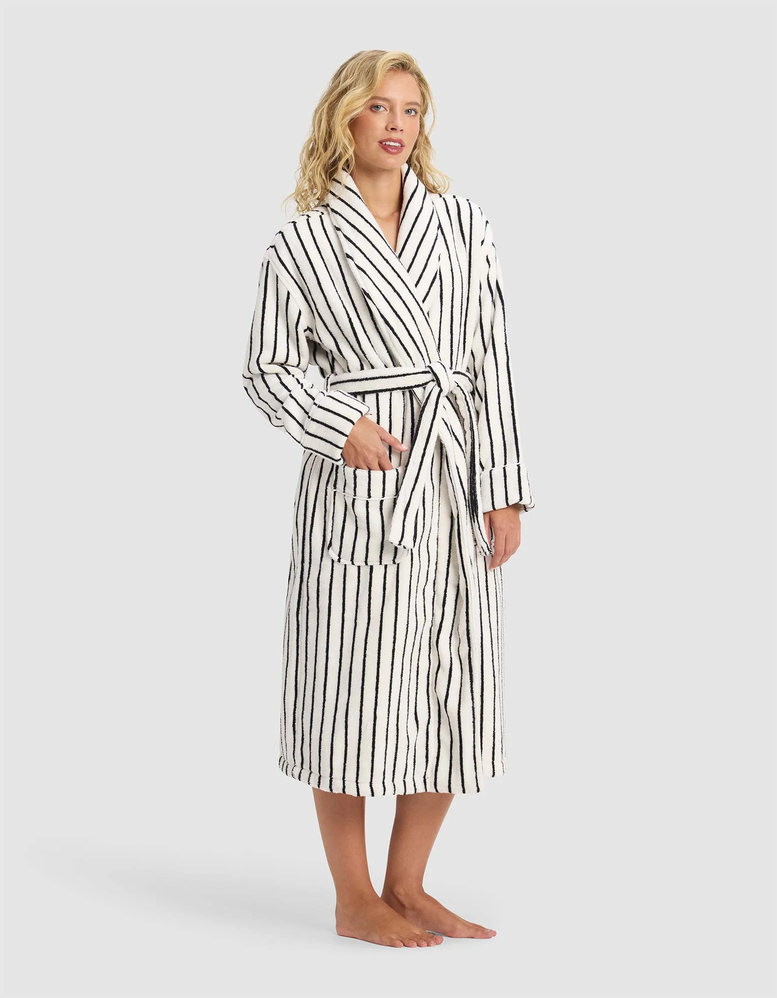 Luxe Bath Robe in Black Stripe (Size: Medium) - Cozy Earth | Cozy Earth