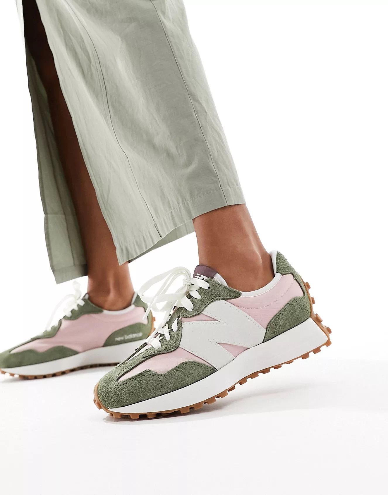 New Balance 327 sneakers in khaki with pink details | ASOS | ASOS (Global)