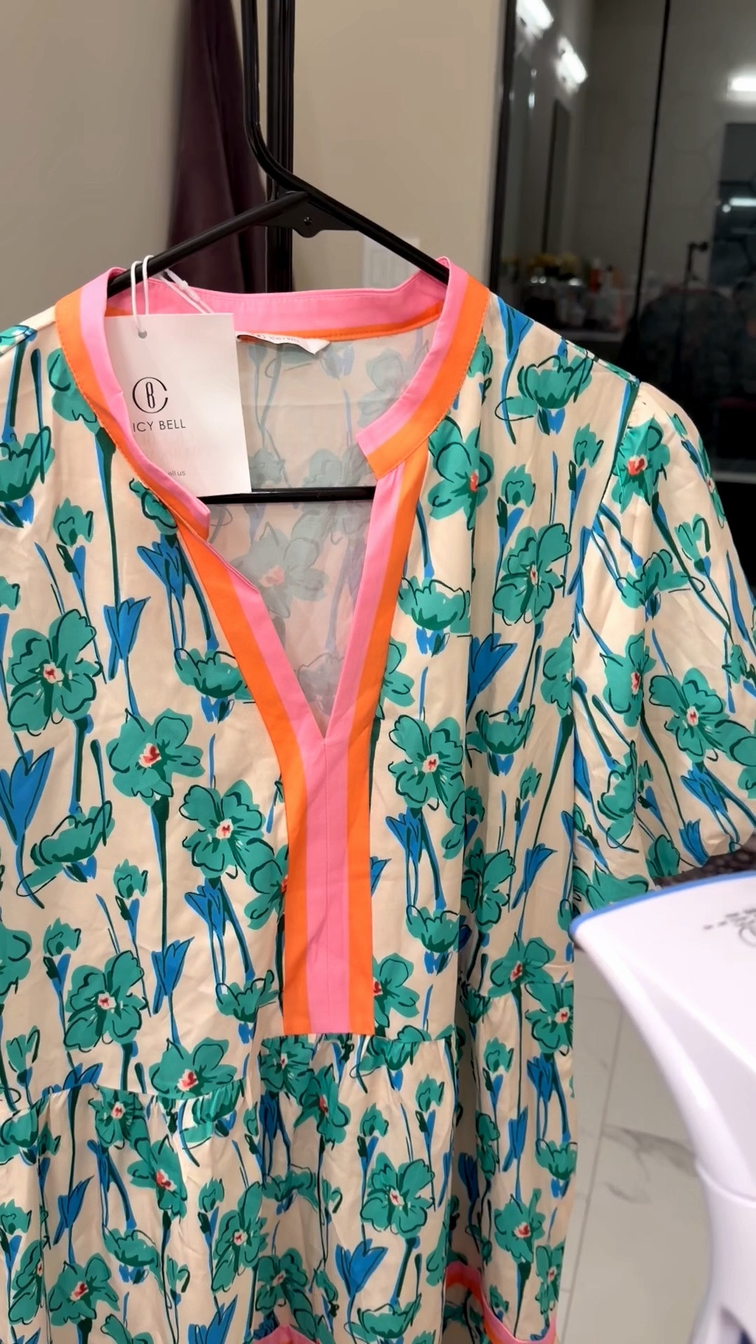 Really easy to use travel clothes steamer