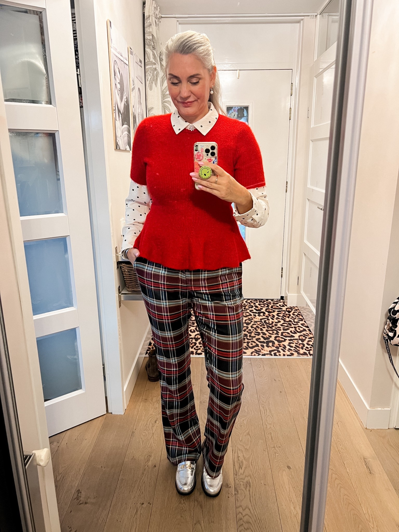 OOTD - Dinsdag. Rood gebreide peplum top met korte mouwen (L), polkadot blouse (TKMax), geruite pantalon (Tessa Koops, 42), rode sokken en zilveren loafers. 



#LTKpartywear #LTKnederlands #LTKeurope