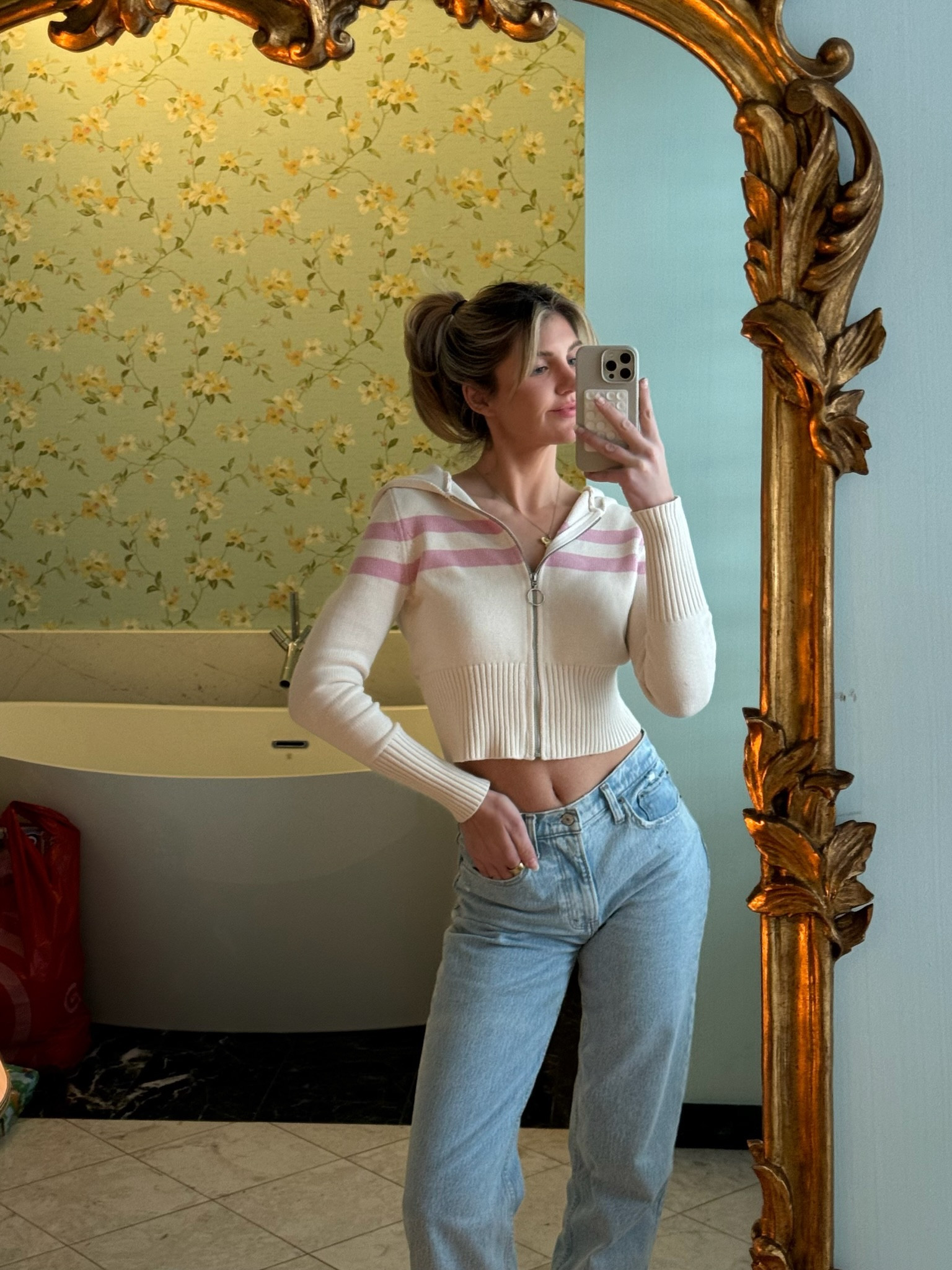 another pair of Abercrombie denim I LOVEEEE 

shop them 20% off here only!! + added some of my other denim favorites for you to add to your cart for fall ;))))

#LTKFallSale #LTKStyleTip #LTKSaleAlert