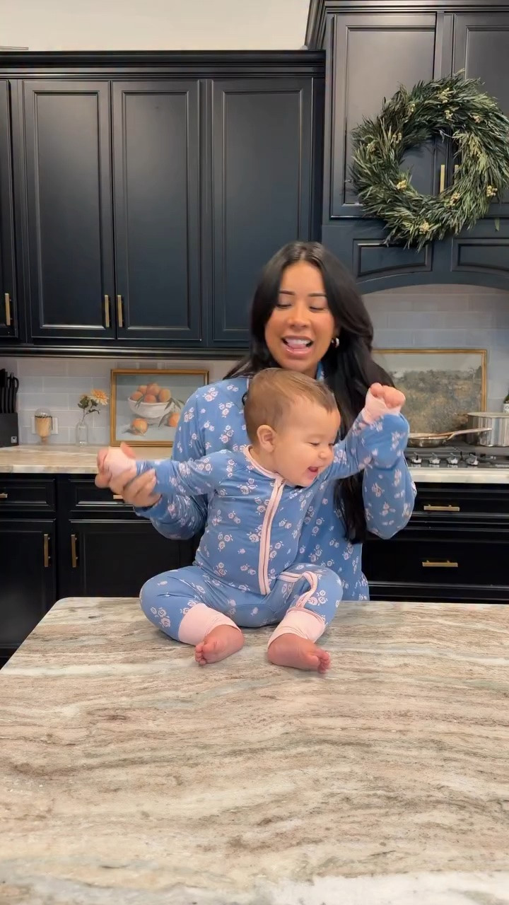 Lattes with Lyla >> Honey cinnamon latte perfected ✔️ 

Comment “shop” for links 

#morning #coffee #momlife #morningroutine #baby ditl of a mom, morning vlog, honey cinnamon latte, easy recipe