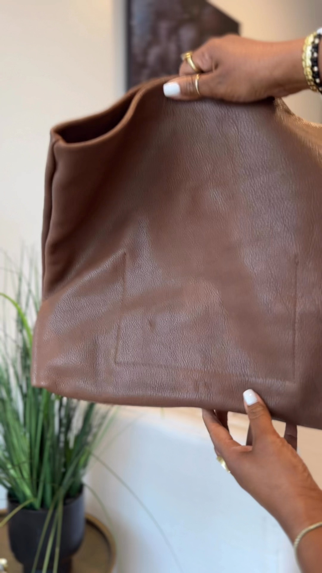 this dump & go oversized bag is sooo gorgeous!

#bag #fashion #fashionbag #oversizedbag #everydaybag 

#LTKOver40 #LTKStyleTip #LTKItBag