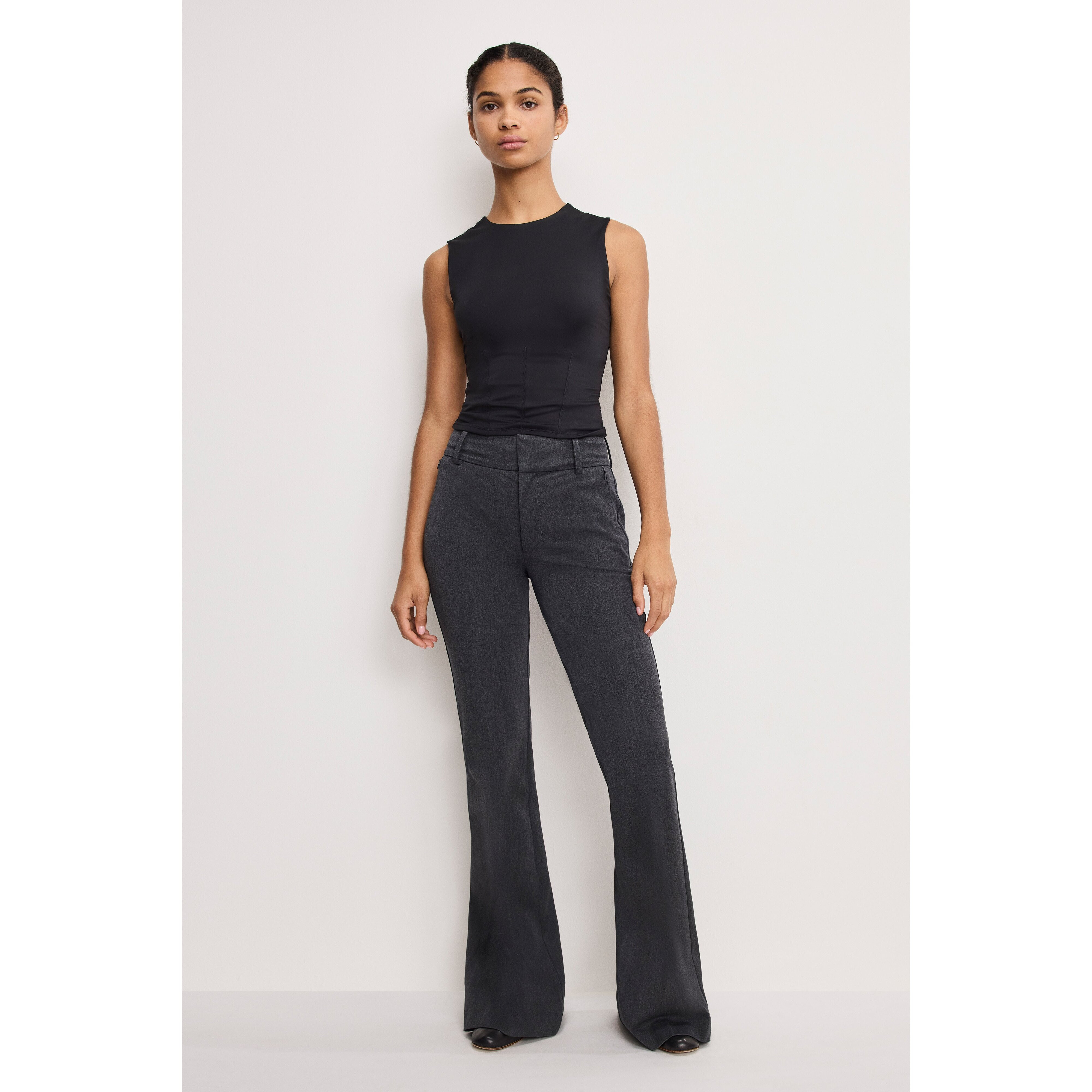 Women's Essential Suiting Flare Trousers | Dark Heather Gray, Size 4 | Good American by Khlo� Kardashian | Good American