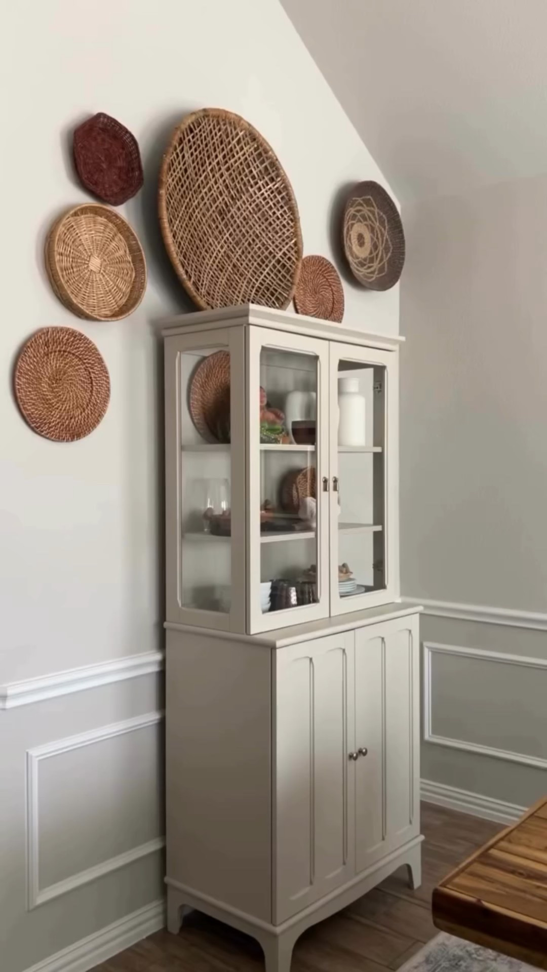 Installing LED lights 💡día 7 de 15 de fáciles proyectos hazlo tú misma para convertir tu casa en un hogar cozy. Comenta LUCES si quieres el enlace 

#lightinstallation #lightstrip #diyhomeprojects #homediy #latinaenusa Home Decor, Latina Mom in USA, DIY Home Projects, Dallas Texas Amazon home