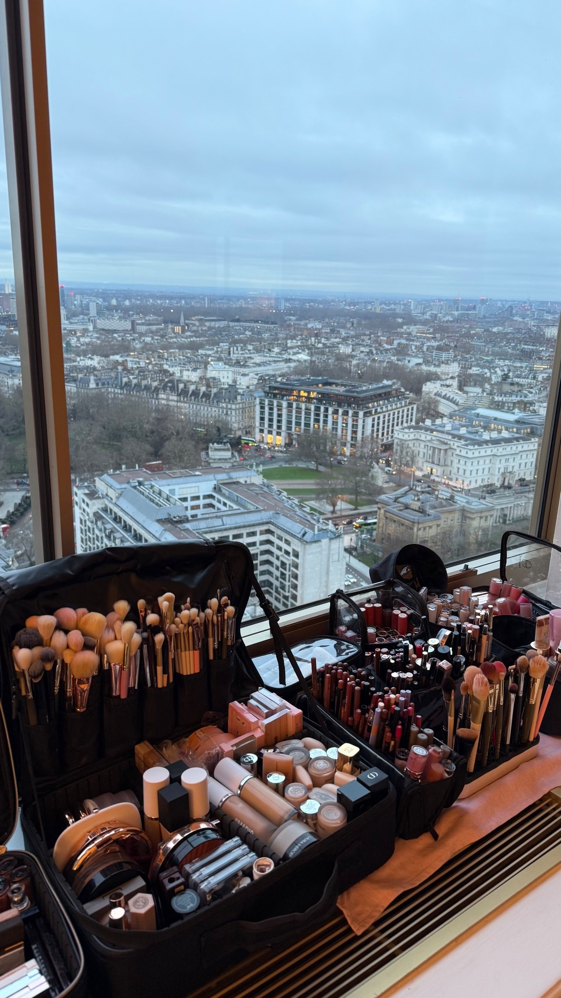 The makeup case I use for a main bulk of my kit… had this for years and it’s such good value!

#makeup #makeupartist #makeupartistkit

#LTKbeauty #LTKeurope #LTKuk