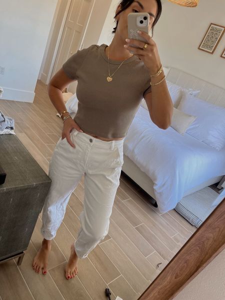 Cute everyday look from everlane! Wearing a small in top and 4 in pants!  

Capsule wardrobe, everlane, everyday style, Alexandrea Garza, Alex Garza, florida, florida style, Naples, sarasota, basics, everyday basics, casual style, sandals, totes, veja, sneakers 