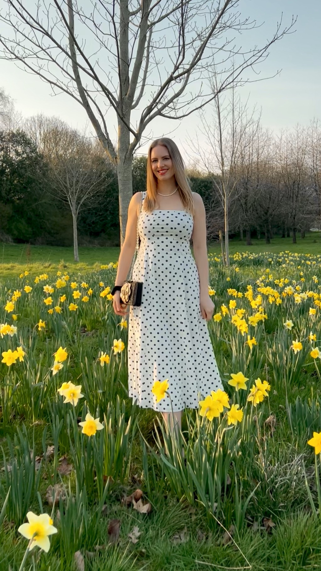 Golden hour golden flower 🌼💛

Cotton polka dot dress by @abercrombie  
Raffia Camellia bag by Serpui 

#springvibes #flowers #springdress #polkadots #naturelover