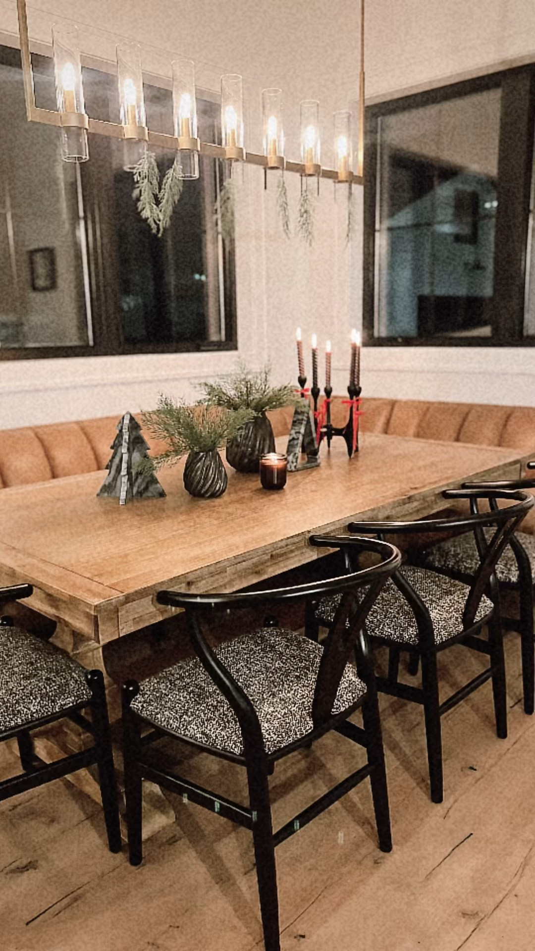 Holiday table 🖤

Modern living, modern dining, wishbone chairs, banquette, linear light, holiday decor, holiday table 

#LTKHoliday #LTKHome #LTKSeasonal