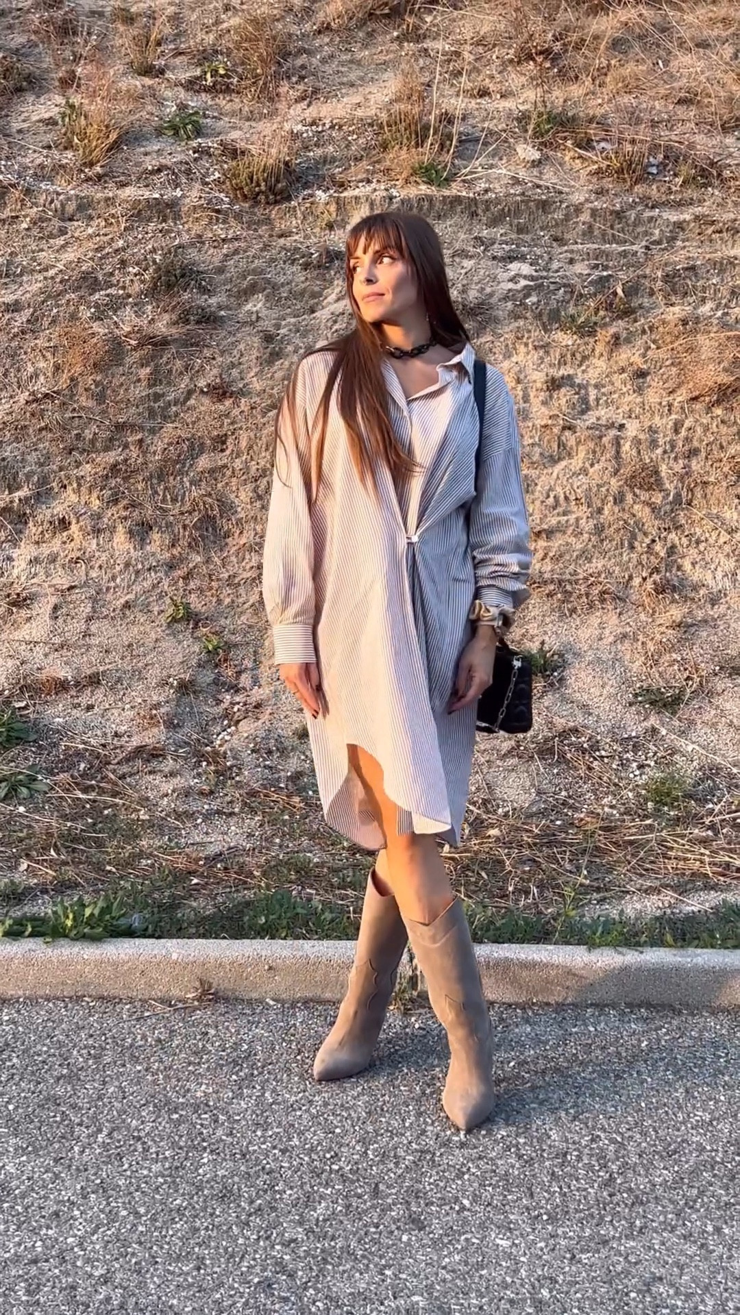 Robe chemise Étoile Isabel Marant, robe chemise rayée taupe et blanche, collier ras de cou, collier chaîne ras de cou, bottes mi hautes taupes, bottes style cow-boy 

#LTKSeasonal #LTKeurope #LTKstyletip